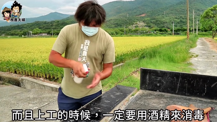 口罩秒濕!農夫「頂大太陽工作」防疫生活曝:難呼吸比停止呼吸好
