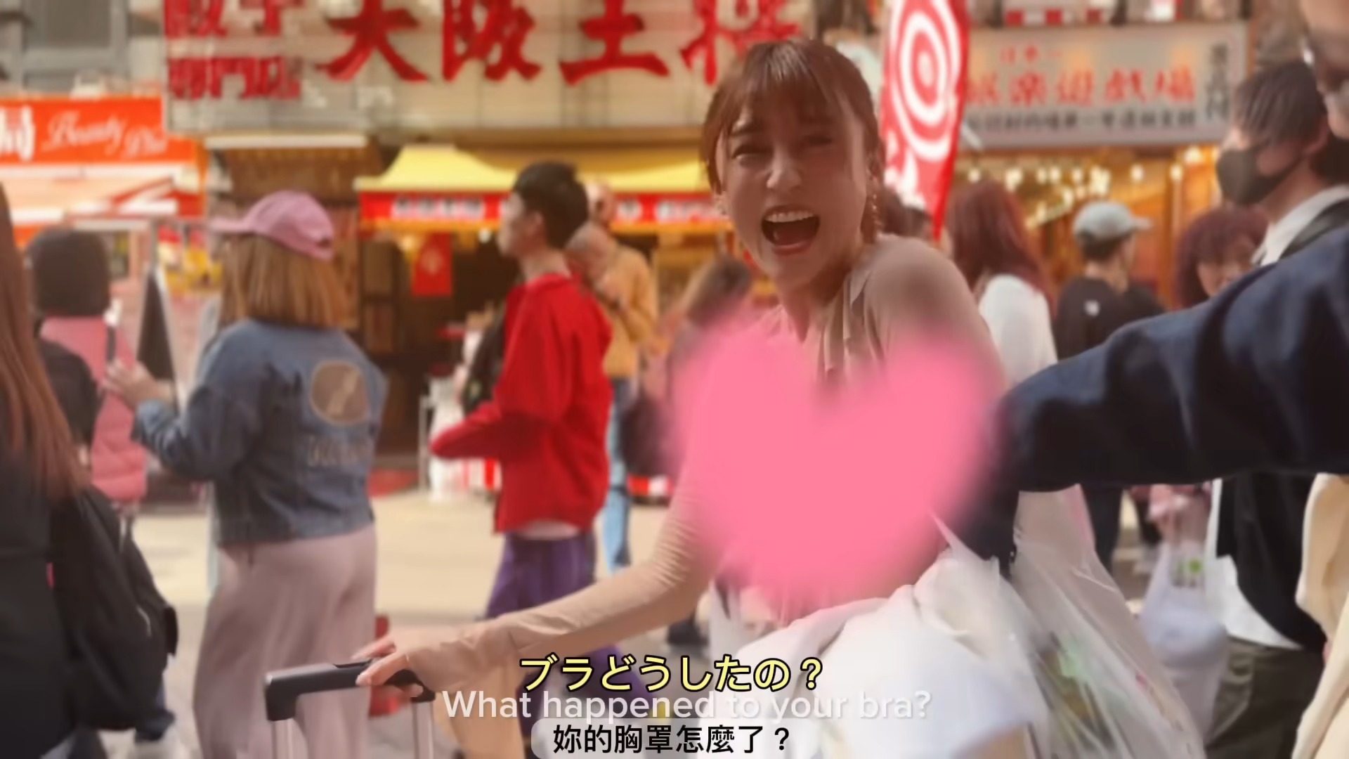 H級網美大阪無罩散步!遭伸手襲胸路人震驚「沒戴Bra」片狂吸186萬觀看爆紅