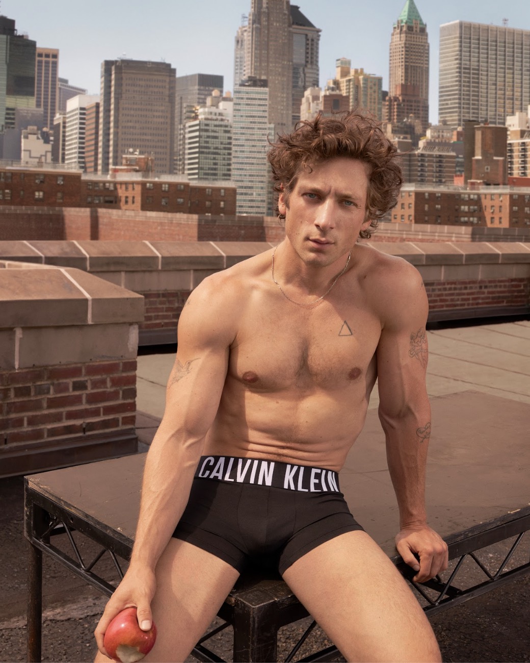 Calvin Klein攜手傑瑞米·艾倫·懷特(Jeremy Allen White)揭開2024年春季形象廣告的序幕