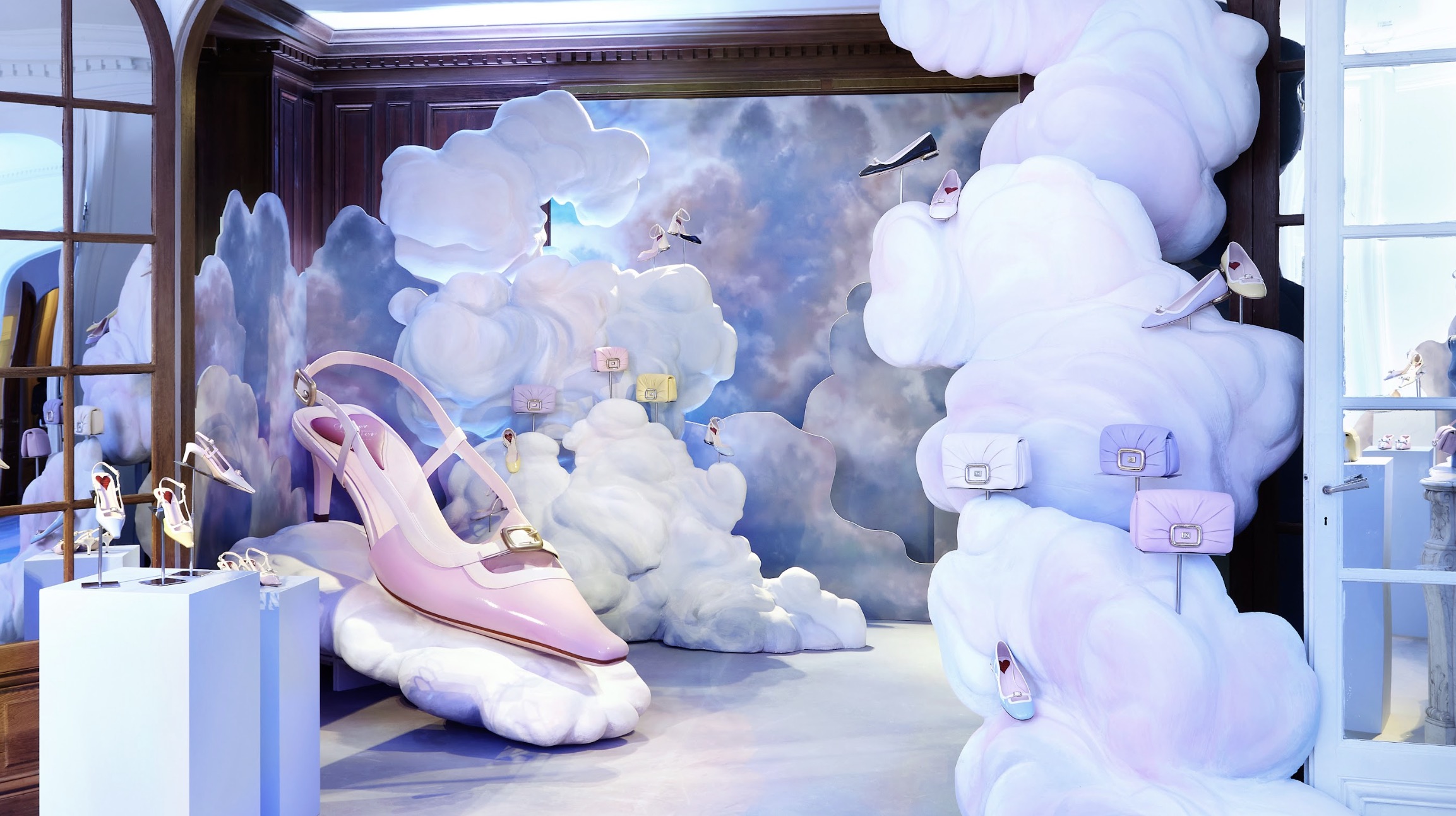 Roger Vivier 傾情呈獻2024 春夏系列 Candy Clouds 期間限定藝術展夢幻登場