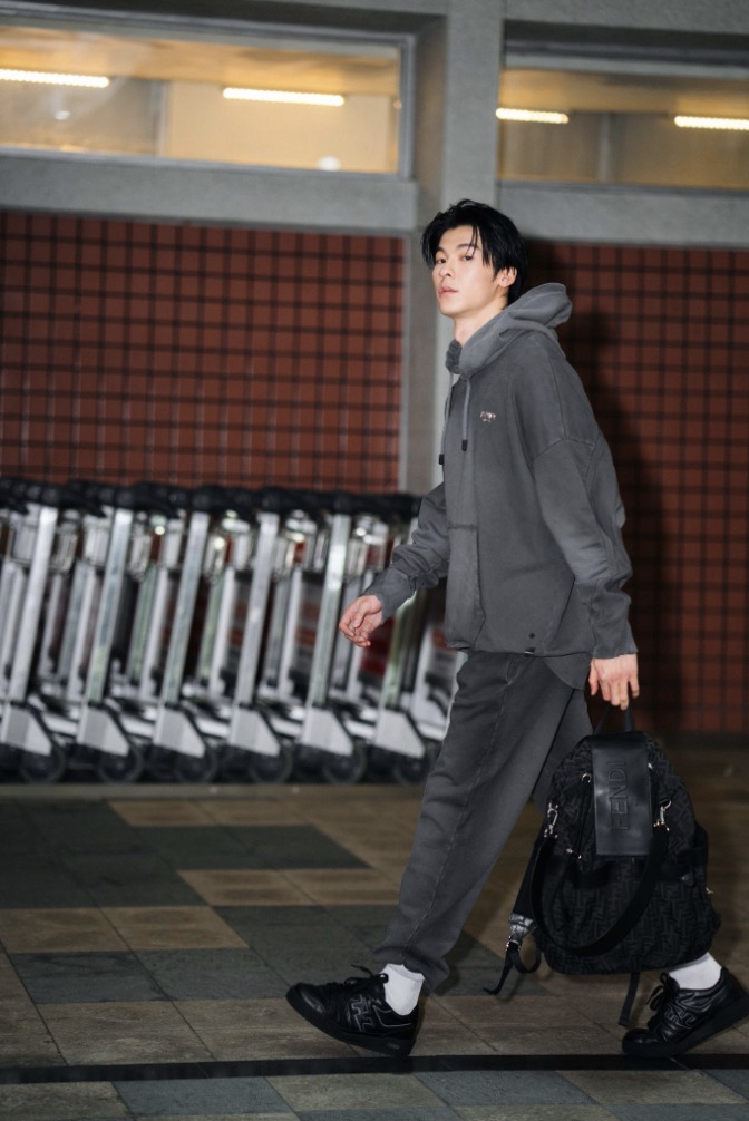 FENDI 品牌大使許光漢 、李敏鎬帥氣現身機場前往米蘭 出席FENDI最新秋冬24系列男裝大秀
