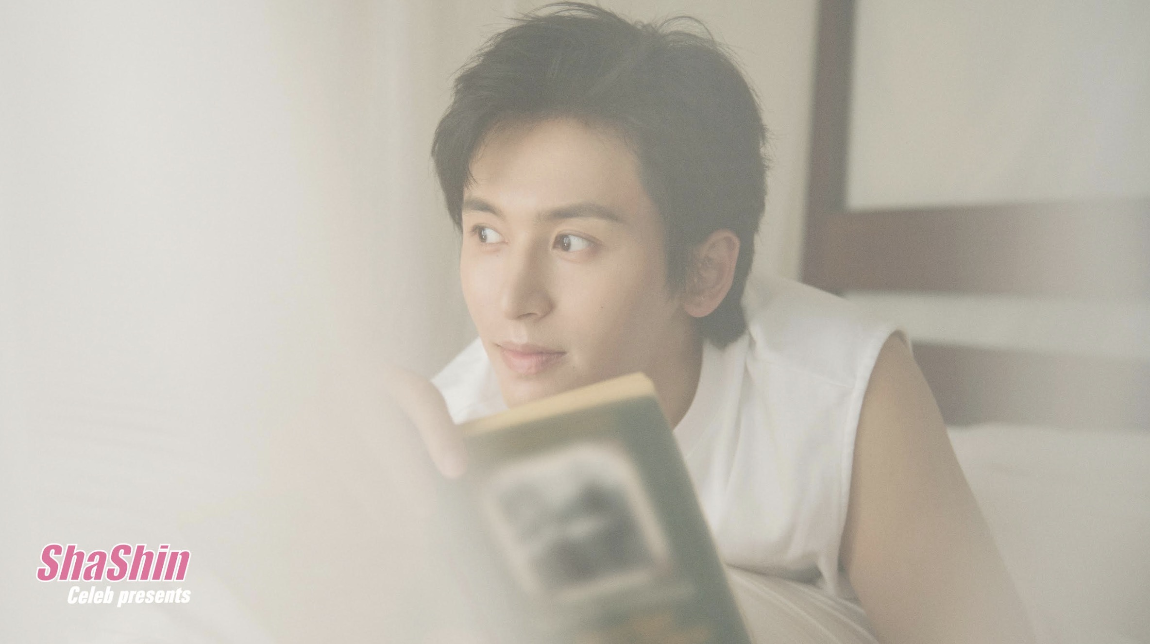 張哲瀚魅力驚人 首本寫真集《藍風的信Hyacinth》熱銷破萬!本尊未親自宣傳 獲知捷報 意外又開心