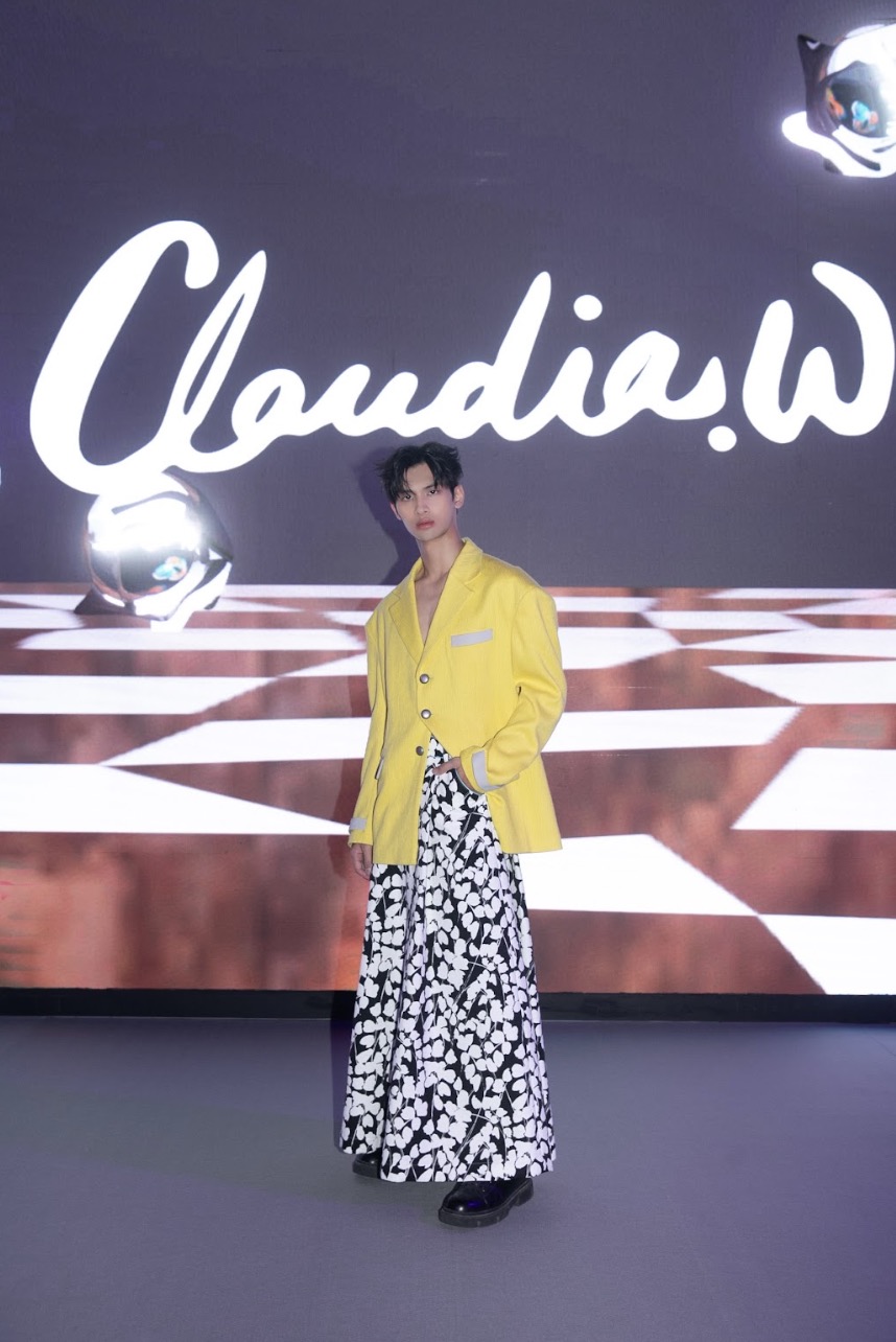 夏浦洋擔任Claudia Wang 2024秋冬時裝秀開場嘉賓 FEniX團員們皆到場支持