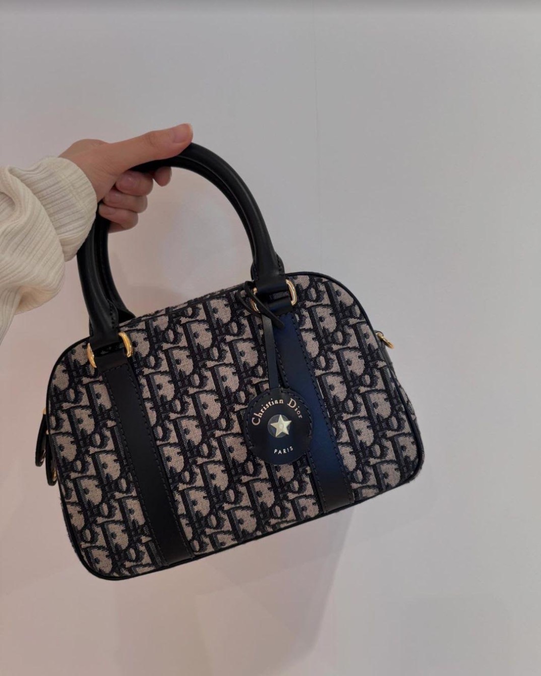 DIOR 2024 秋季女裝系列形象廣告:品牌大使JISOO曬Dior D-Vibe Oblique緹花保齡球新包!