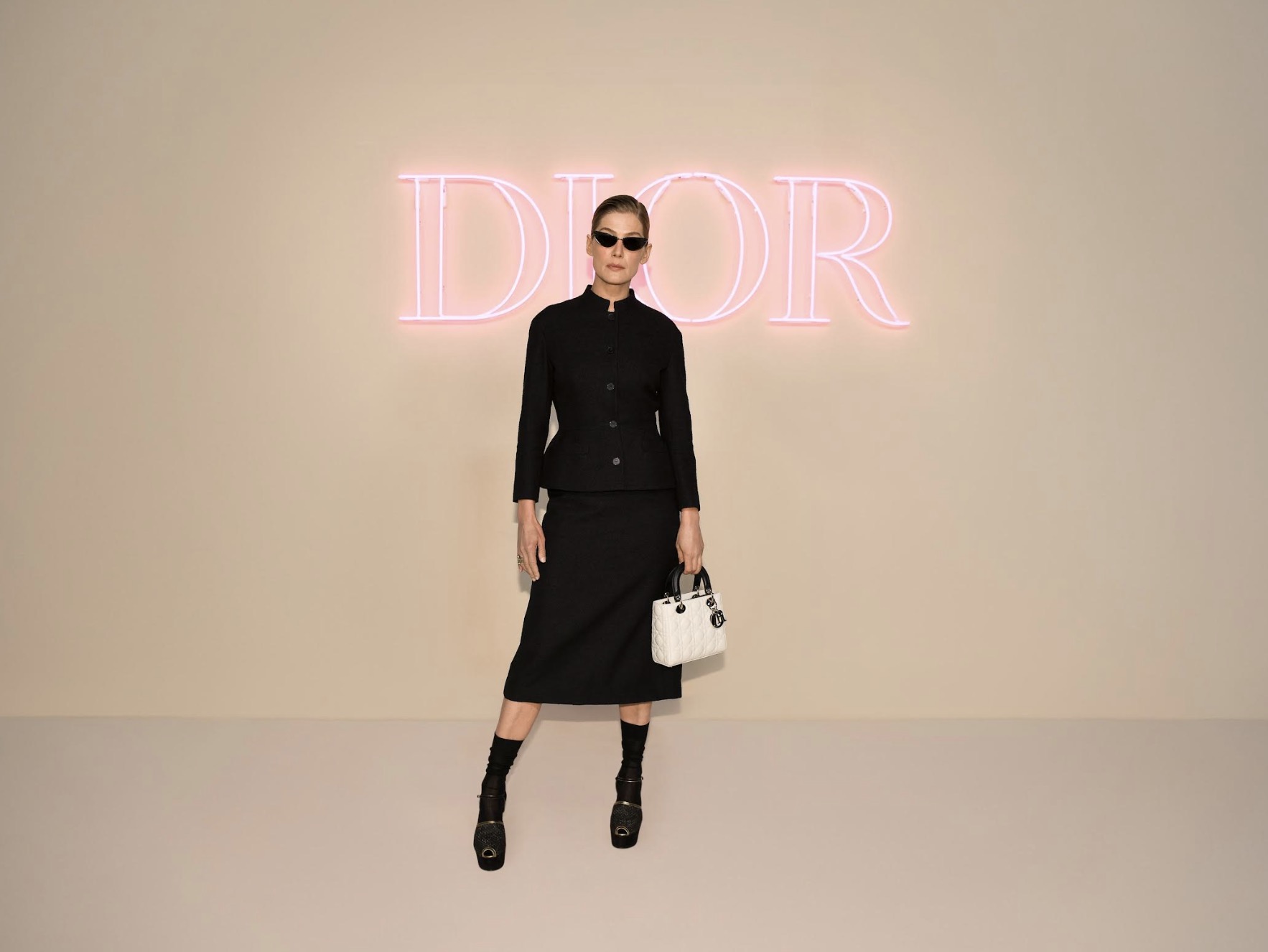 DIOR 2024 秋季女裝系列形象廣告:品牌大使JISOO曬Dior D-Vibe Oblique緹花保齡球新包!