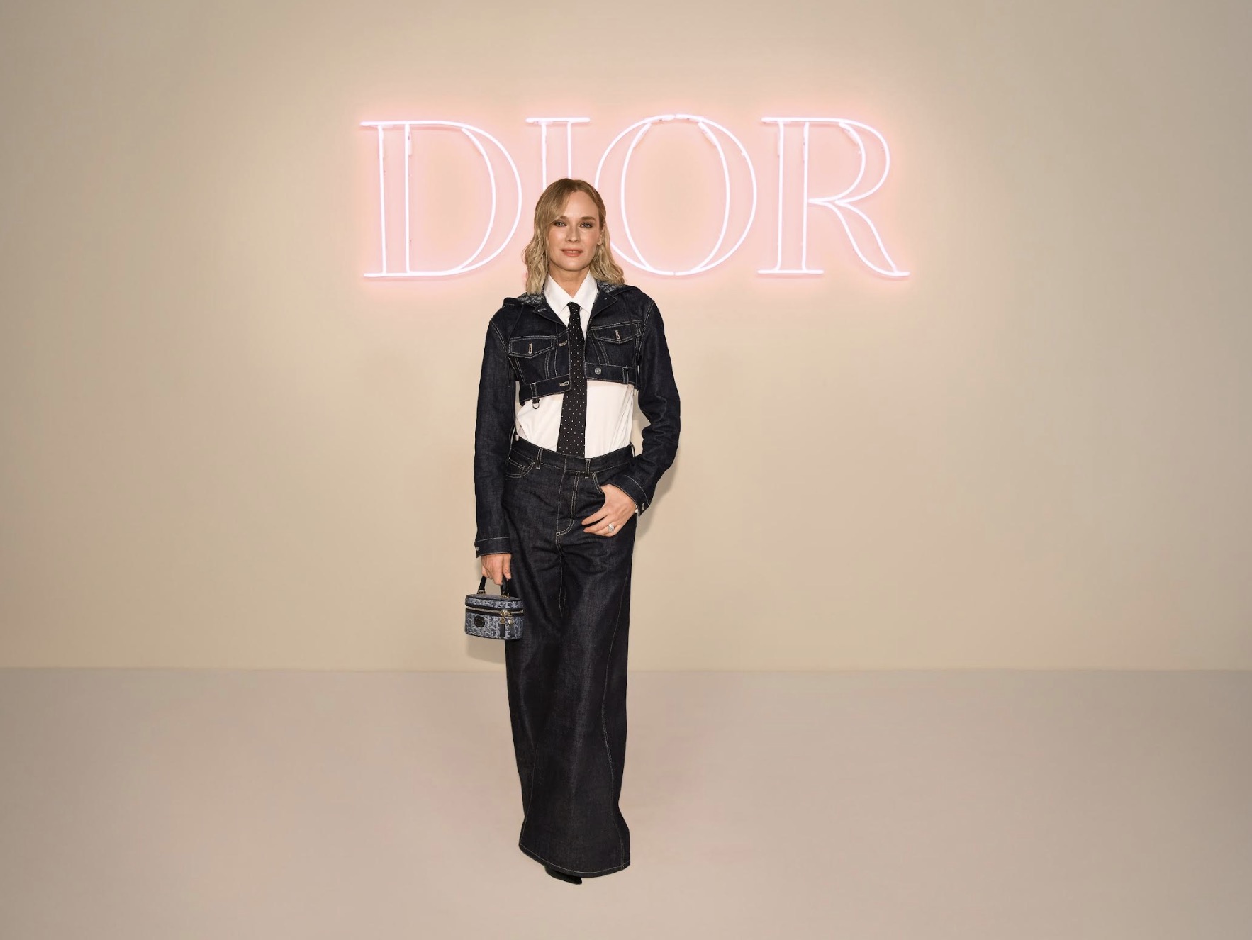 DIOR 2024 秋季女裝系列形象廣告:品牌大使JISOO曬Dior D-Vibe Oblique緹花保齡球新包!
