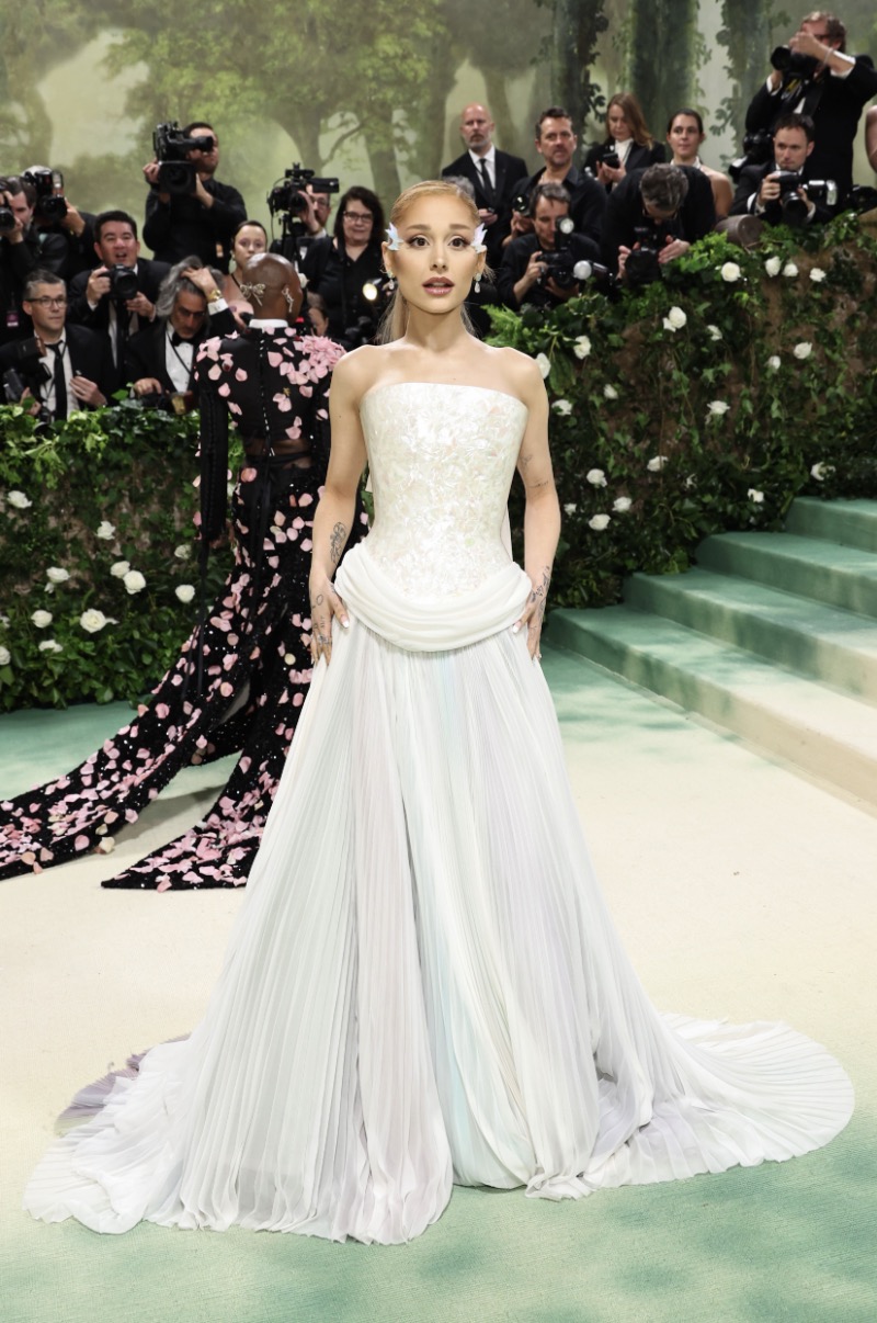 眾多名人身穿 LOEWE 訂製服裝出席慈善晚宴(Met Gala)