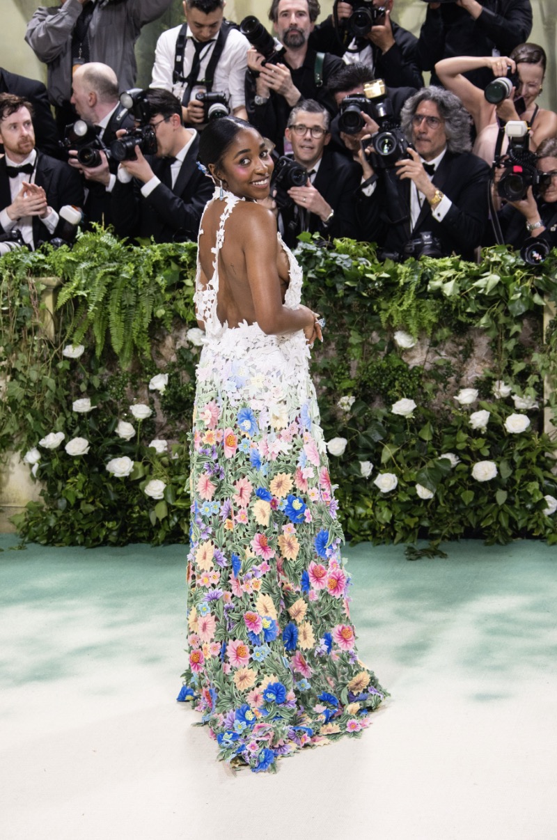 眾多名人身穿 LOEWE 訂製服裝出席慈善晚宴(Met Gala)
