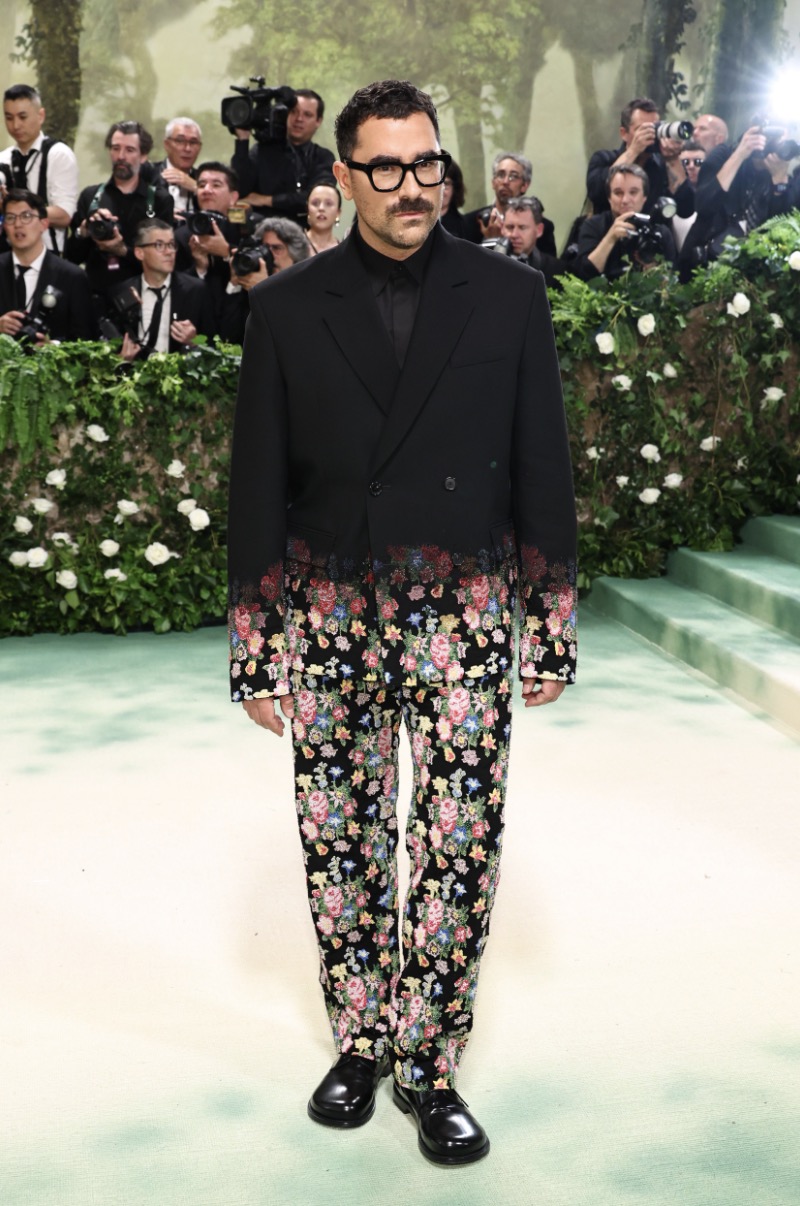 眾多名人身穿 LOEWE 訂製服裝出席慈善晚宴(Met Gala)