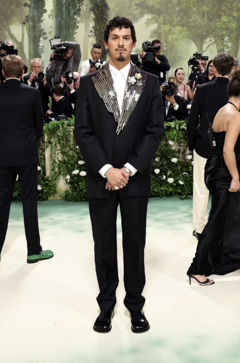 眾多名人身穿 LOEWE 訂製服裝出席慈善晚宴(Met Gala)