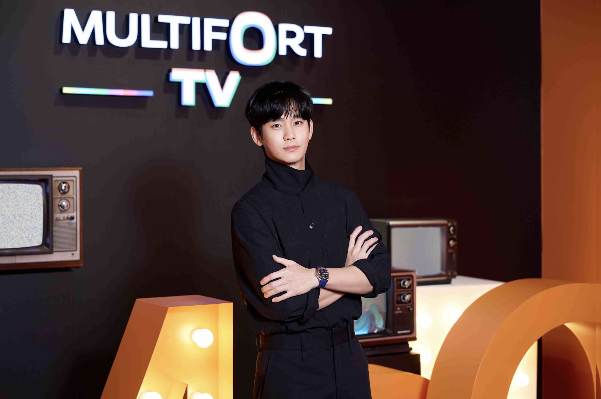 金秀賢現身首爾“MIDO TV Universe 2024” 配戴《淚之女王》同錶款TV Big Date 問候台灣粉絲