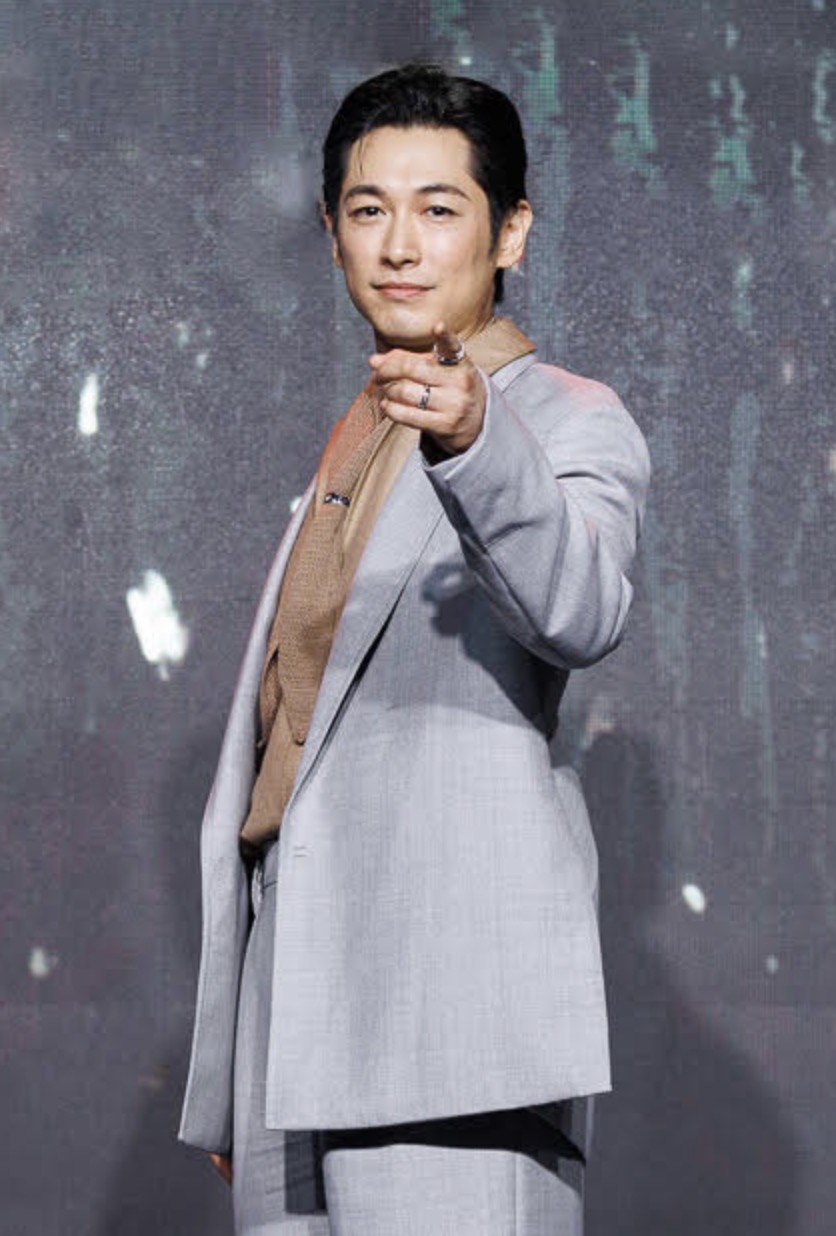 藤岡靛佩戴FRED Force 10男士個性珠寶，帥氣出席《誰是被害者：第2季》上線記者會