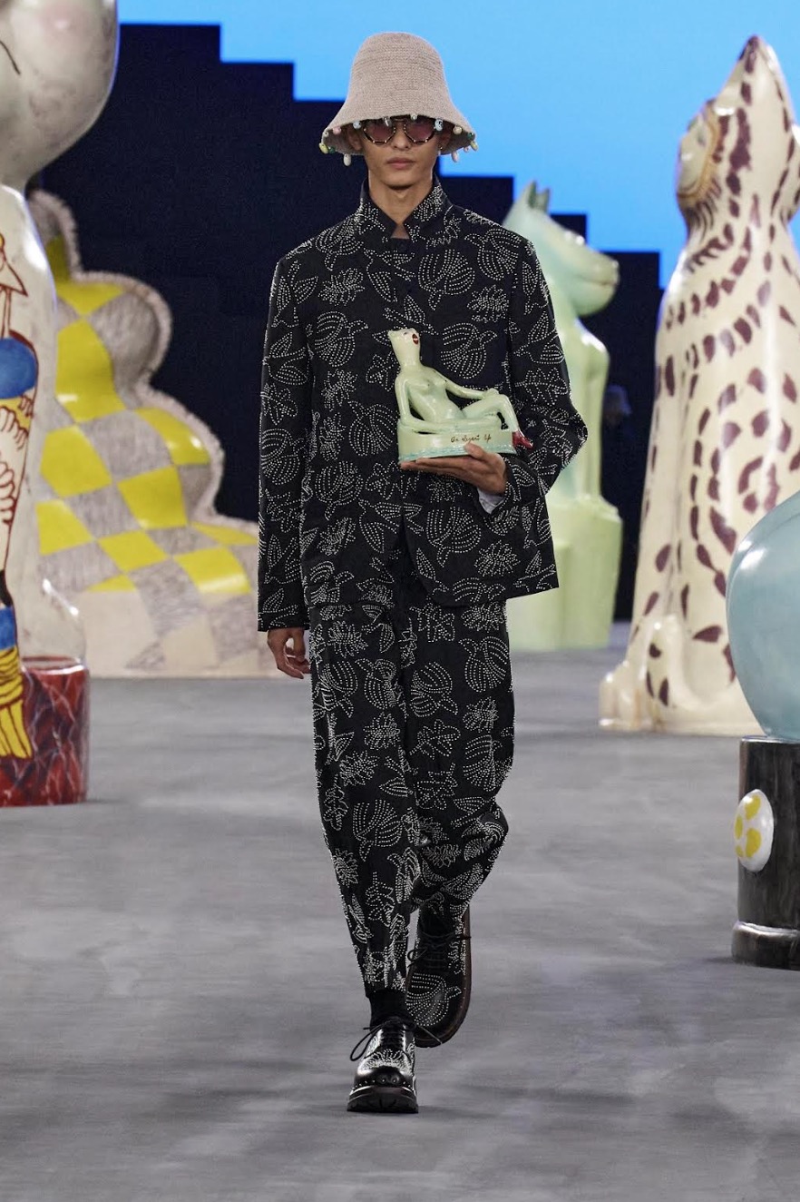 DIOR 2025夏季男裝發表會:將陶瓷雕塑融入設計致敬陶藝家Hylton Nel
