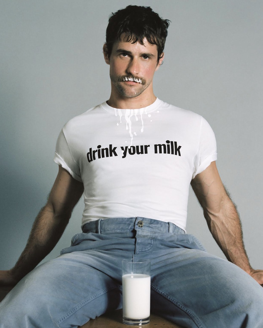 LOEWE 攜手演員 JONATHAN BAILEY 推出 “Drink Your Milk” T 恤