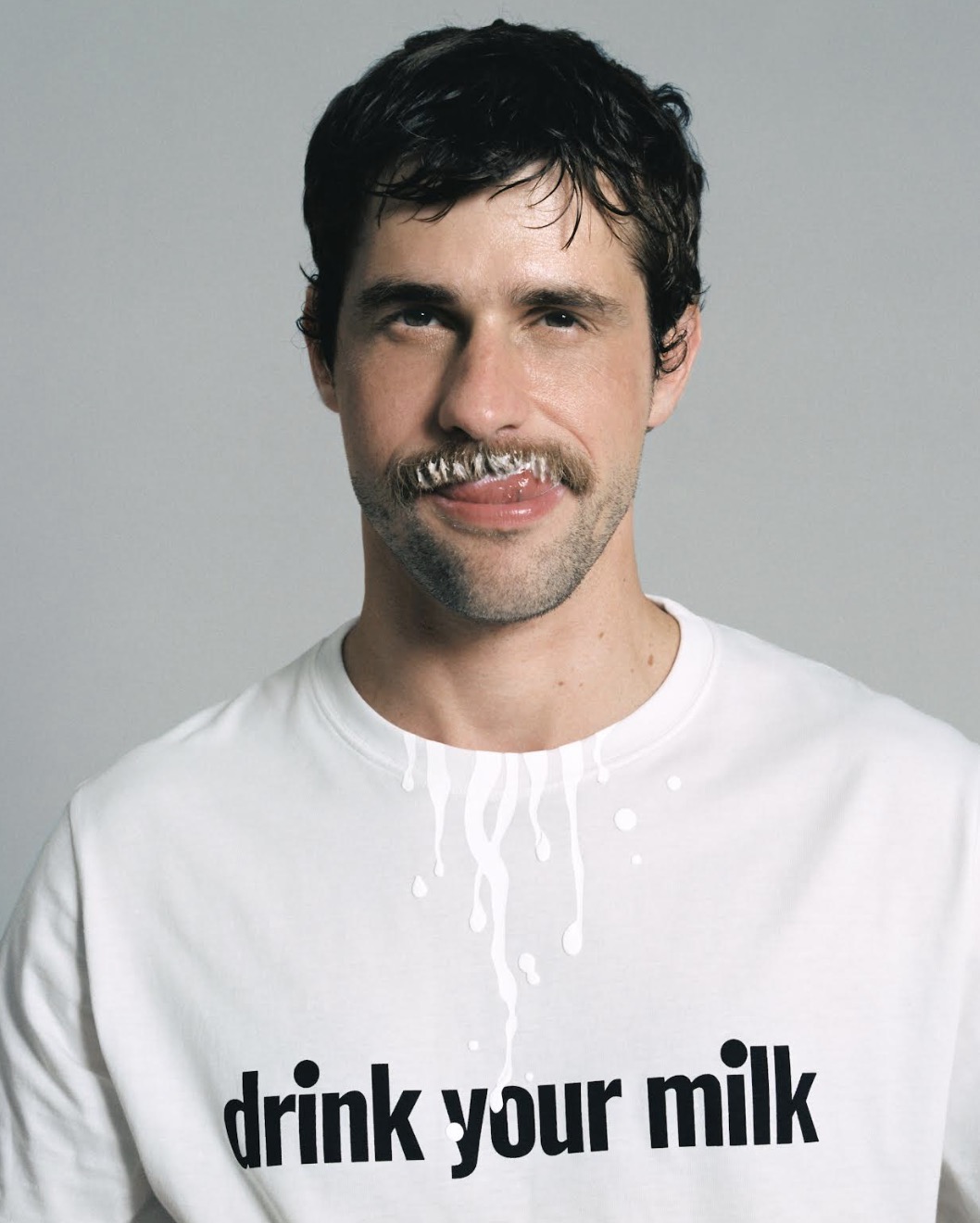 LOEWE 攜手演員 JONATHAN BAILEY 推出 “Drink Your Milk” T 恤