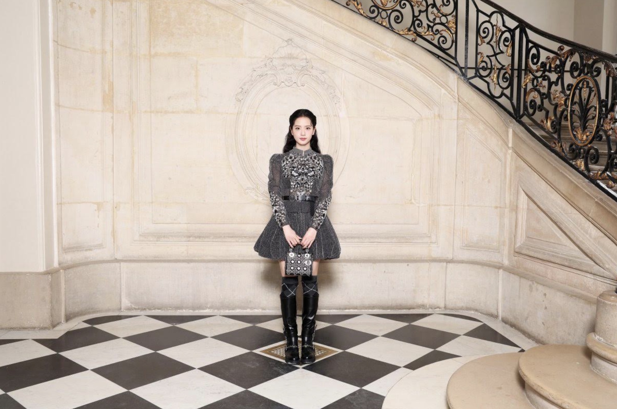 DIOR 2024-2025 秋冬高級訂製服系列:透過女性身體之政治價值串聯高級訂製服和運動服飾