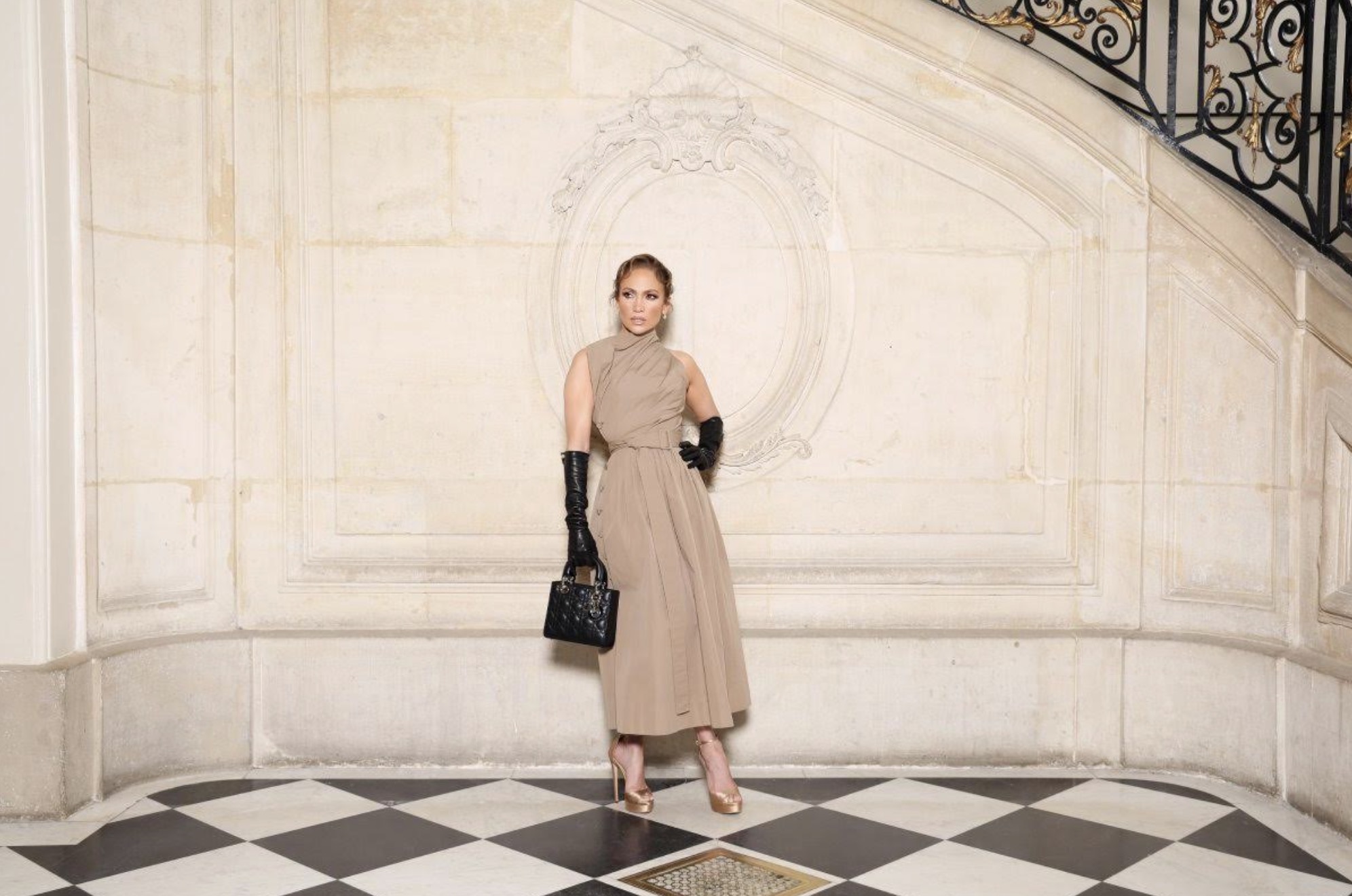DIOR 2024-2025 秋冬高級訂製服系列:透過女性身體之政治價值串聯高級訂製服和運動服飾