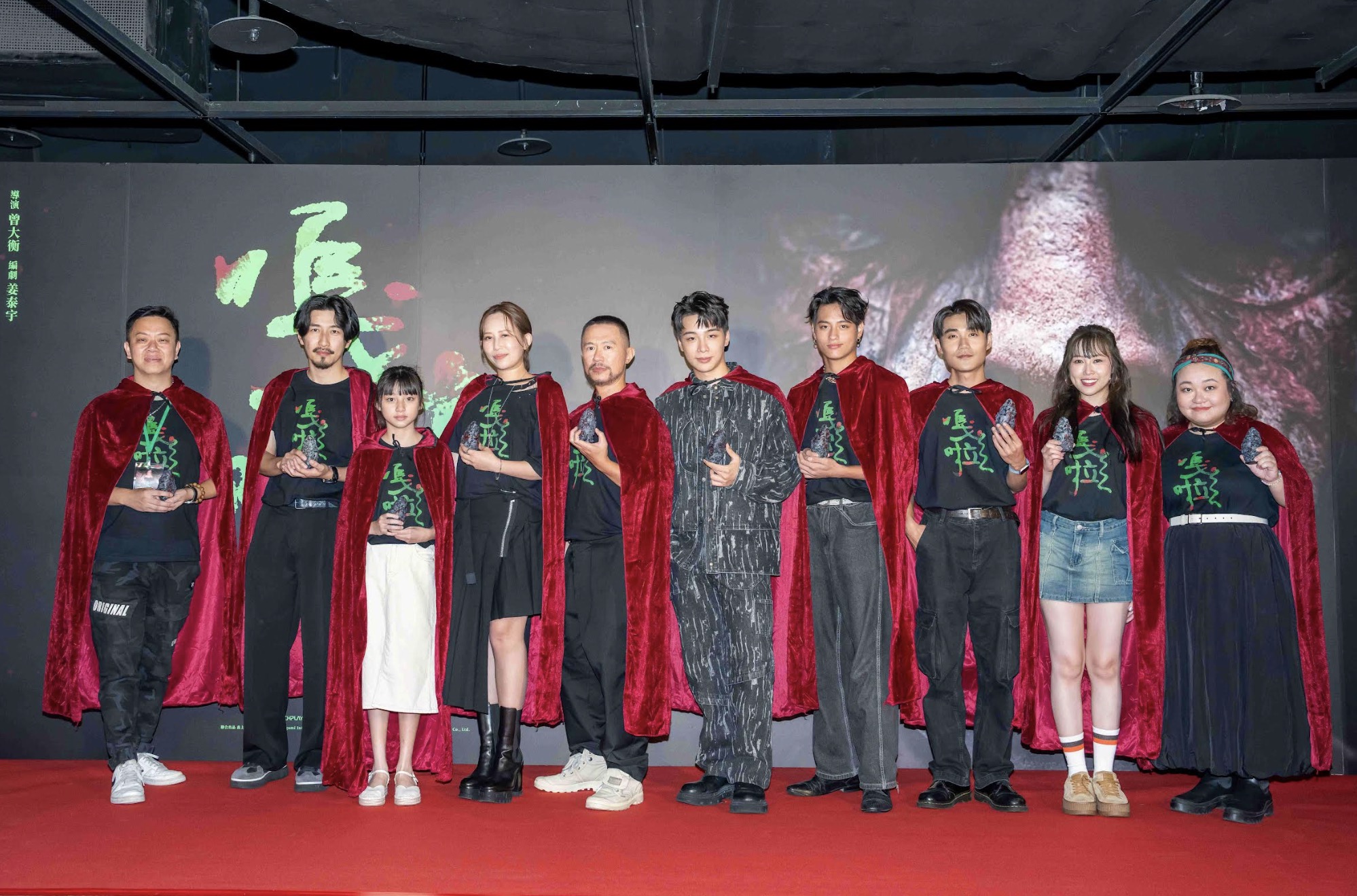 《嘎啦》紅色斗篷恐怖邪教徒與母神現身首映會 女主角瑪菲司嚇壞驚喊:「嚇到差點中邪」