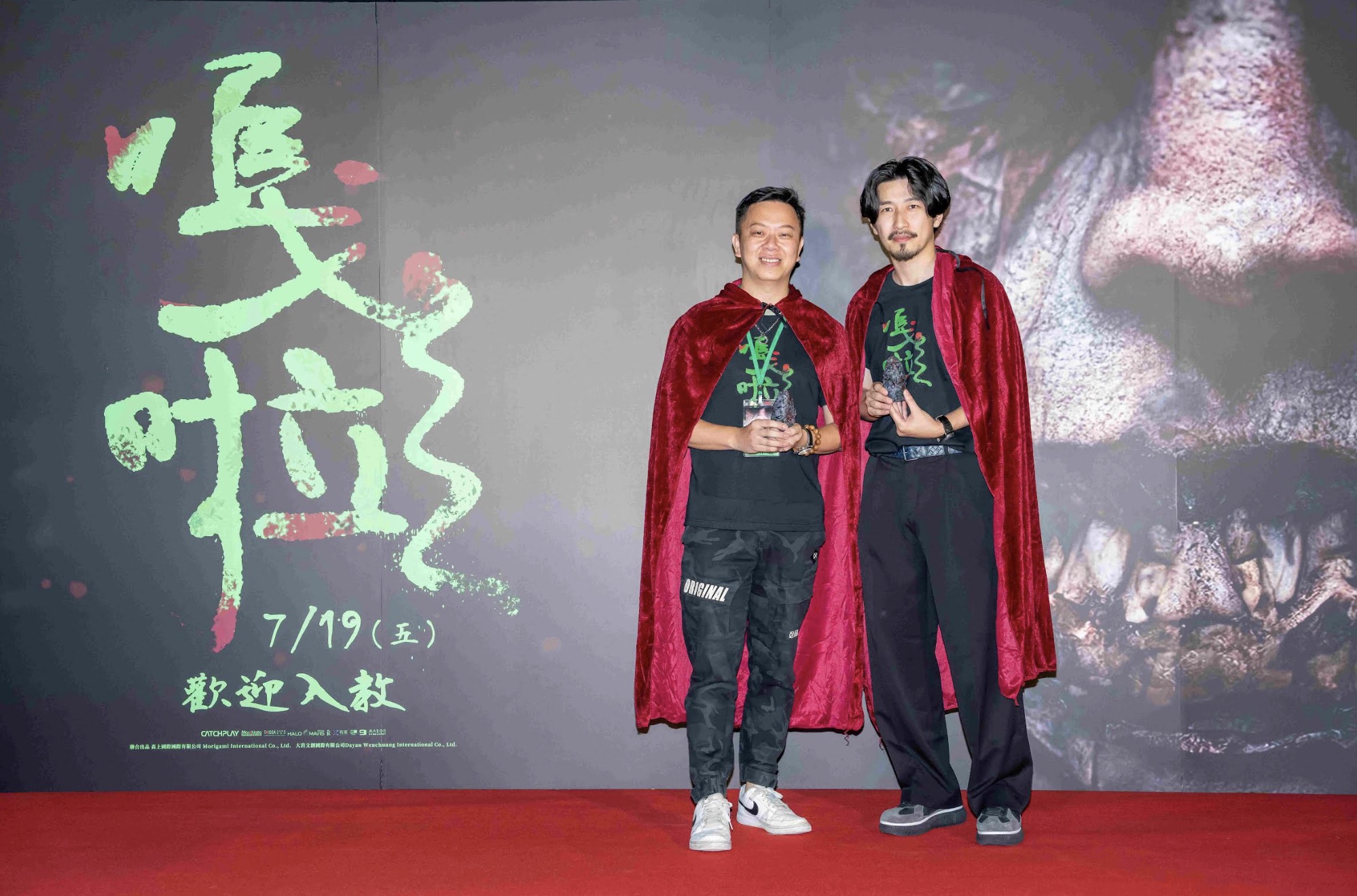 《嘎啦》紅色斗篷恐怖邪教徒與母神現身首映會 女主角瑪菲司嚇壞驚喊:「嚇到差點中邪」