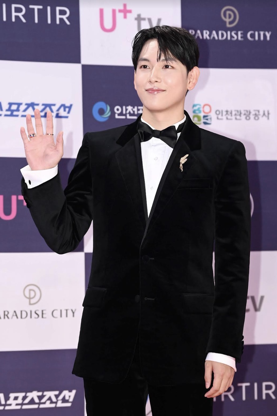 本屆視帝任時完Yim Si Wan、崔顯旭Choi Hyun Wook與表演嘉賓朴載範 Jay Park一同穿上 GUCCI 正裝出席第三屆青龍系列大獎