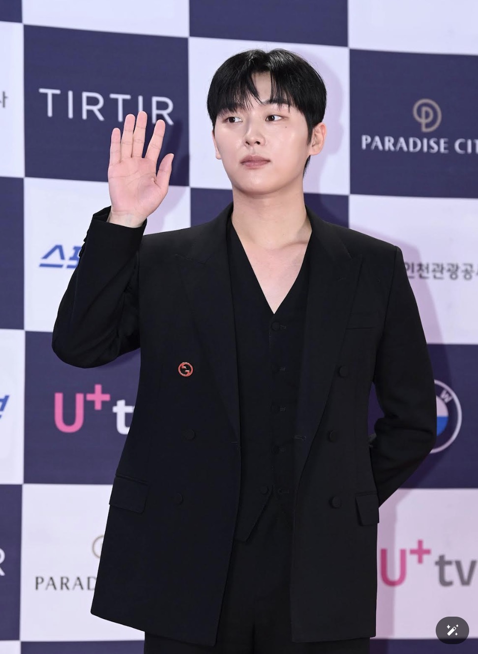 本屆視帝任時完Yim Si Wan、崔顯旭Choi Hyun Wook與表演嘉賓朴載範 Jay Park一同穿上 GUCCI 正裝出席第三屆青龍系列大獎