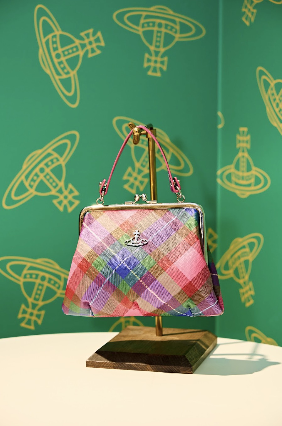 Vivienne Westwood幸運草綠土星珠寶盒快閃店絕美降落信義區!婁峻碩站台揭密與它的第一次