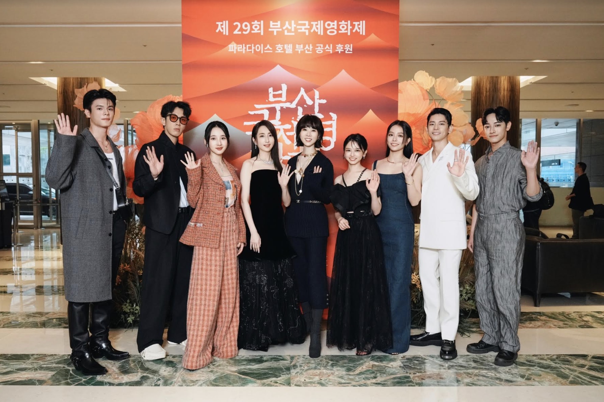 台北電影節非常演員、非常新人豪華9星釜山齊聚合影!柯佳嬿絕美登場擔任ACA獎評審 夢幻合體西島秀俊