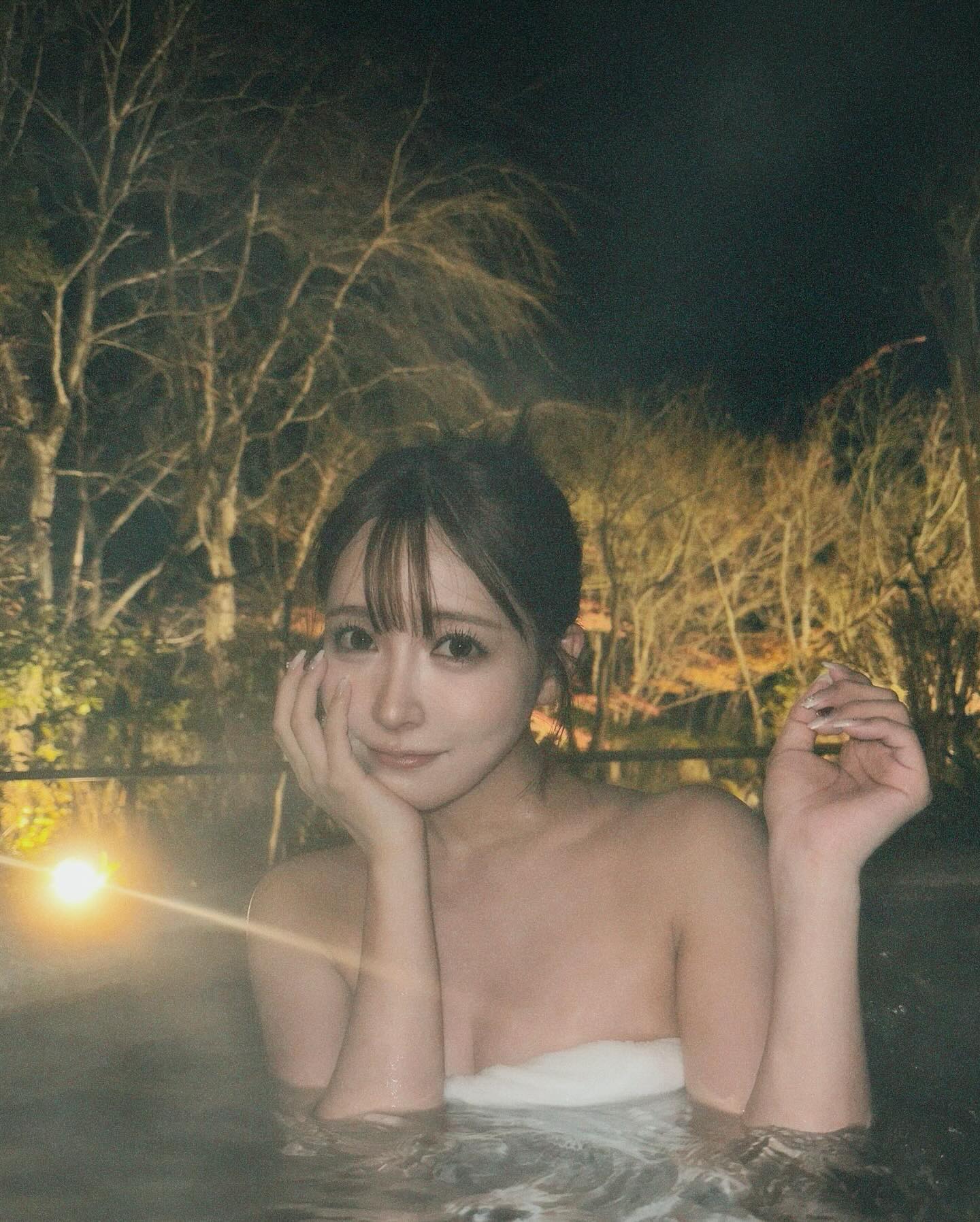 寒流就是要泡湯!三上悠亞入浴「解放火辣渾圓」無辜眼神電暈網:撐不住了