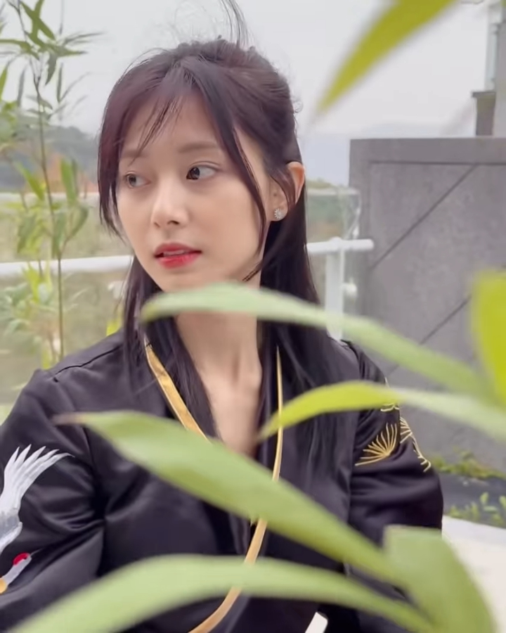 周子瑜激曬邪惡視角!扮古裝彈古箏「絕頂美貌外洩」網驚:掌鏡人是陶晶瑩