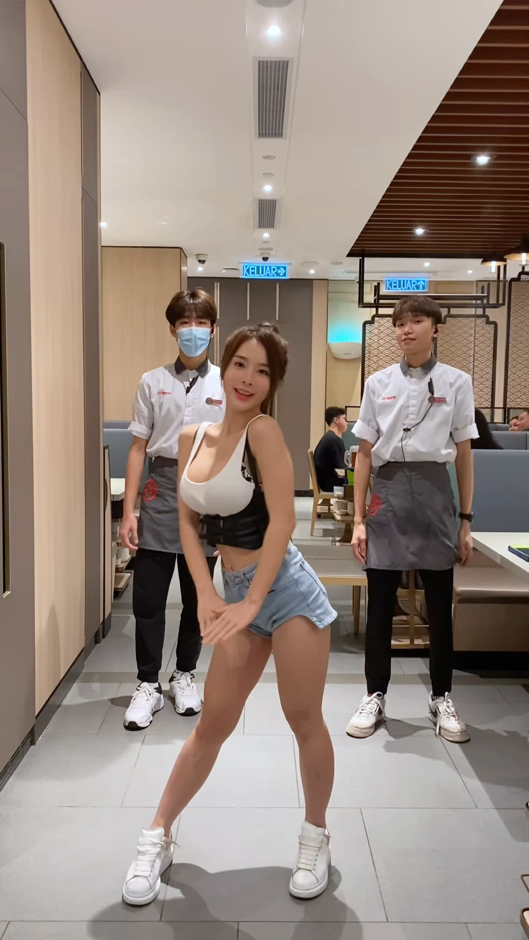 大馬百萬DJ海底撈嗨跳科目三!鄔唯「邀小鮮肉辣扭一波」網卻罵:亂七八糟