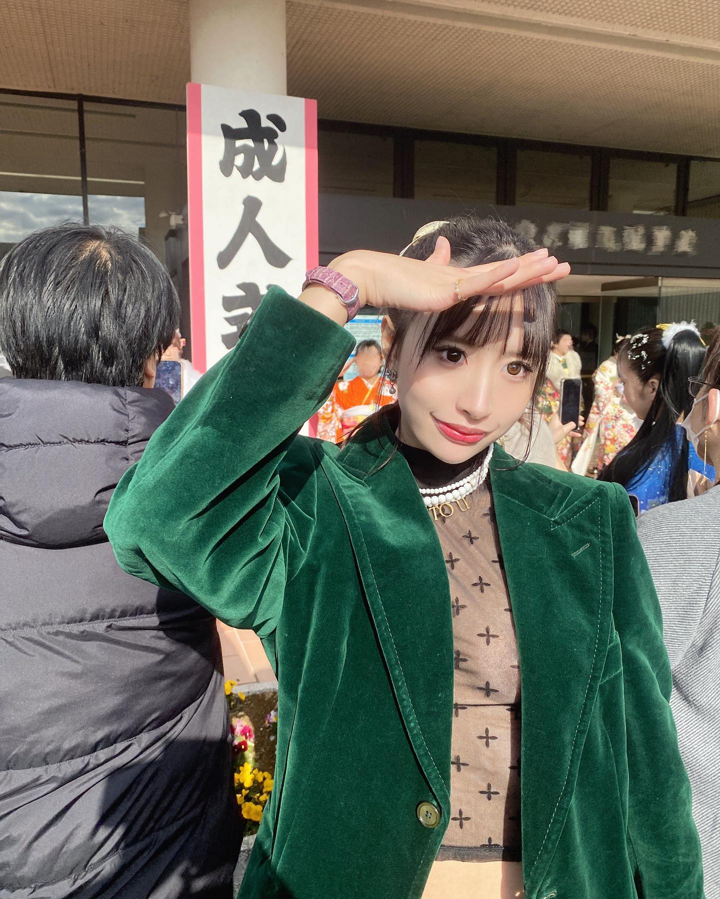 日本話題辣模成年了!穿「中空透膚上衣」曬渾圓亮相成人の日 網罵:不成體統