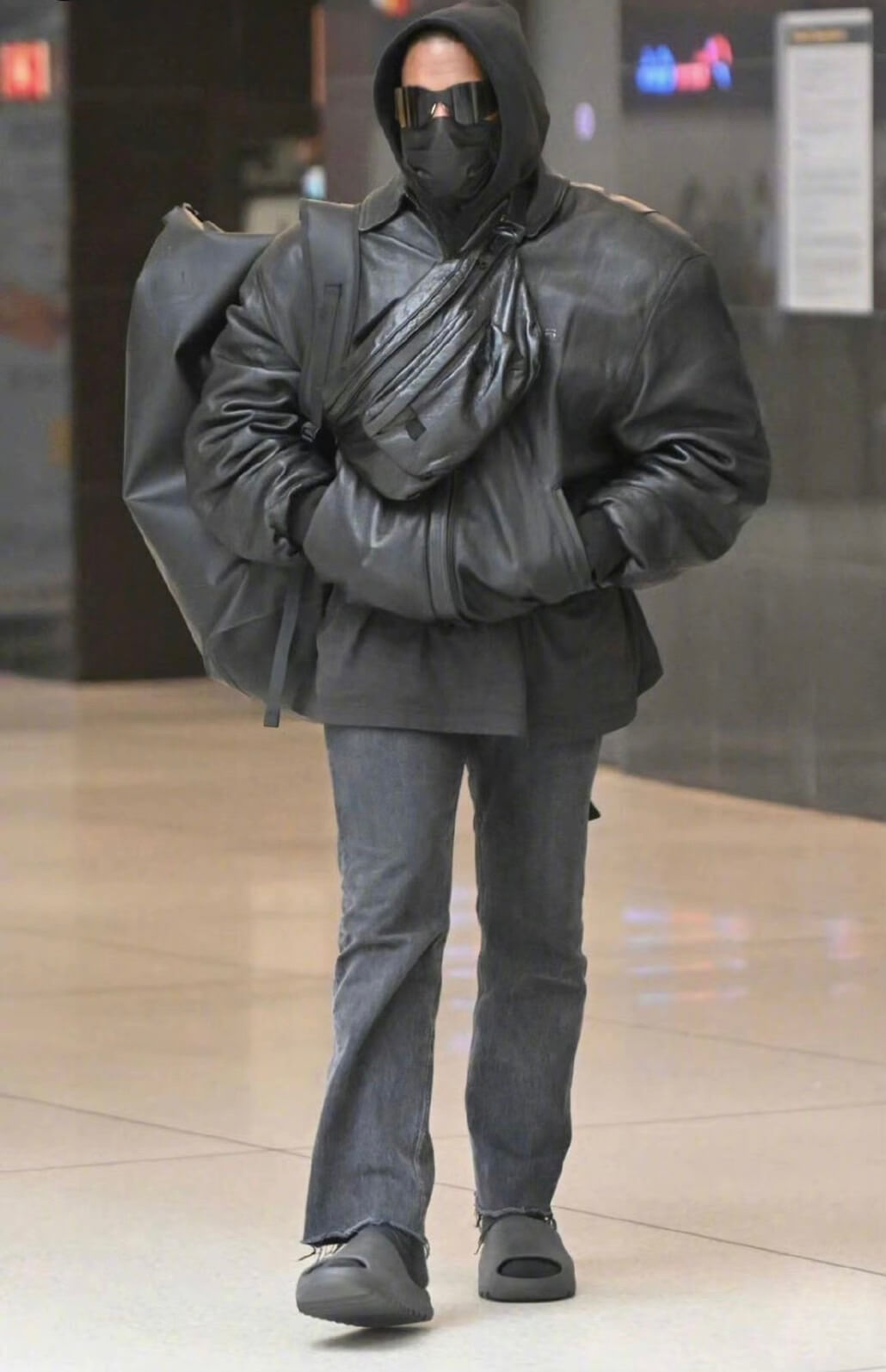 Kanye West回國直奔巴黎世家秀場　「機場全黑穿搭」超