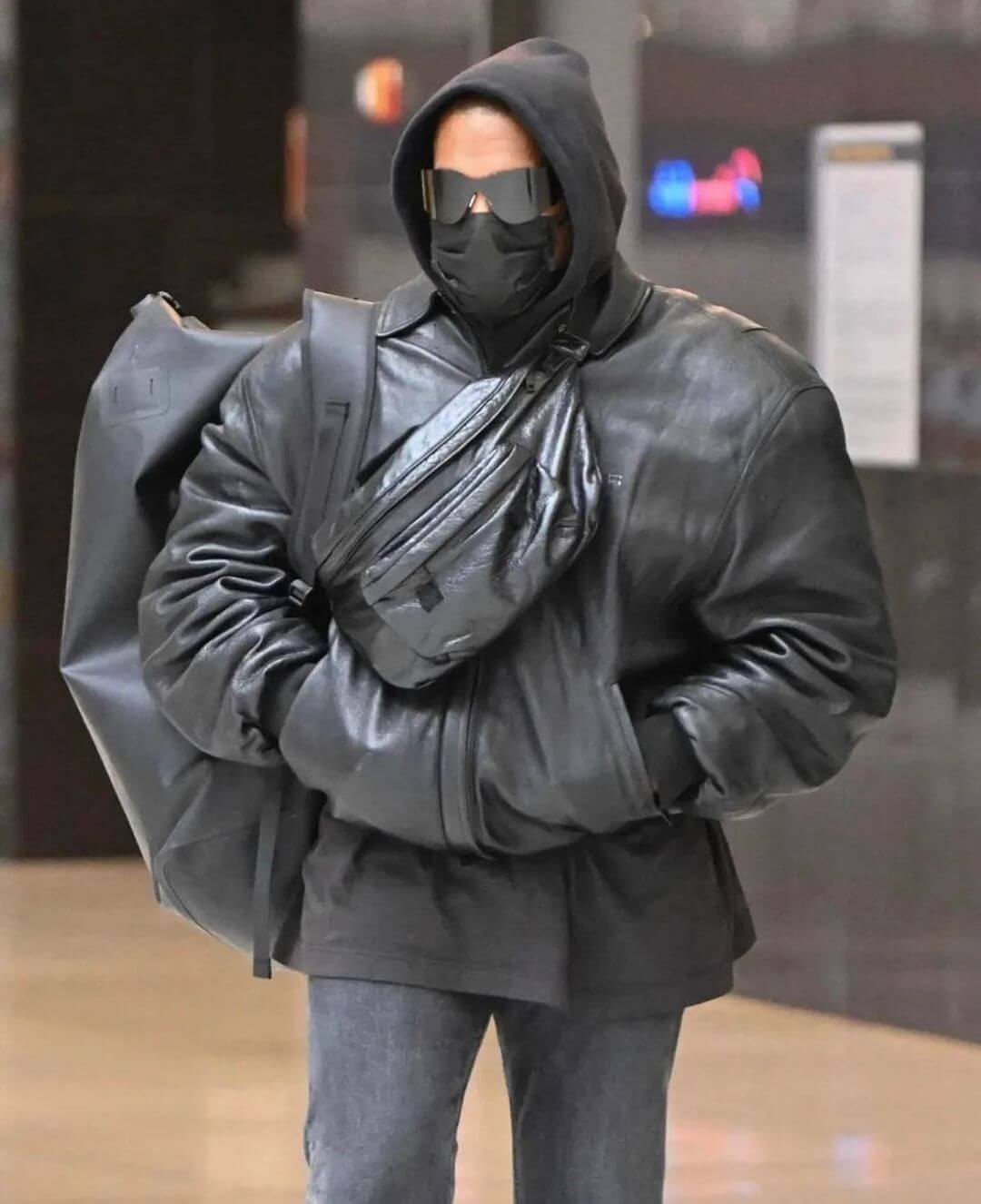 Kanye West回國直奔巴黎世家秀場　「機場全黑穿搭」超