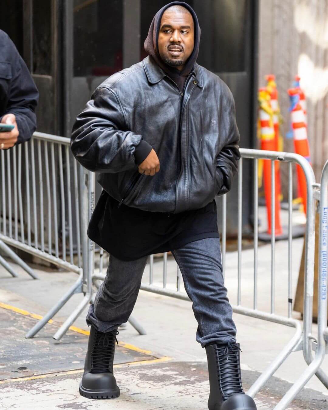 Kanye West回國直奔巴黎世家秀場　「機場全黑穿搭」超