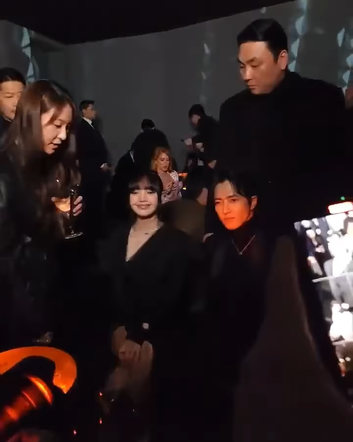 山下智久排隊合照LIsa!「坐下2秒立刻被請離」他秒變臉 網笑看:變粉絲了?