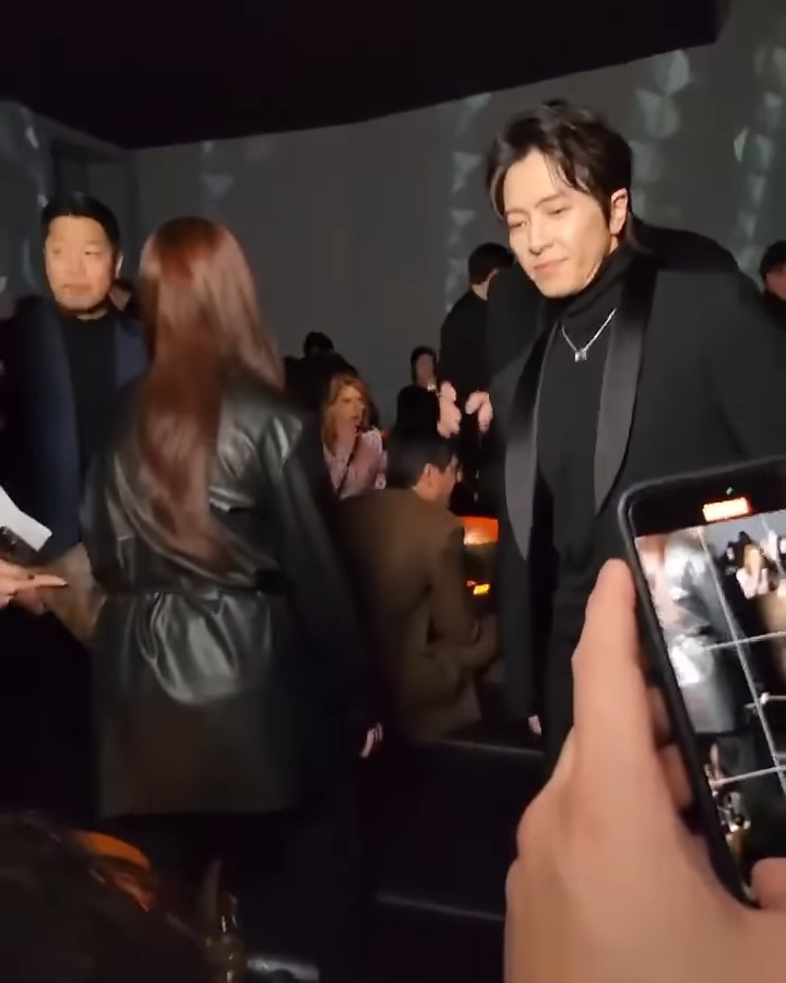 山下智久排隊合照LIsa!「坐下2秒立刻被請離」他秒變臉 網笑看:變粉絲了?