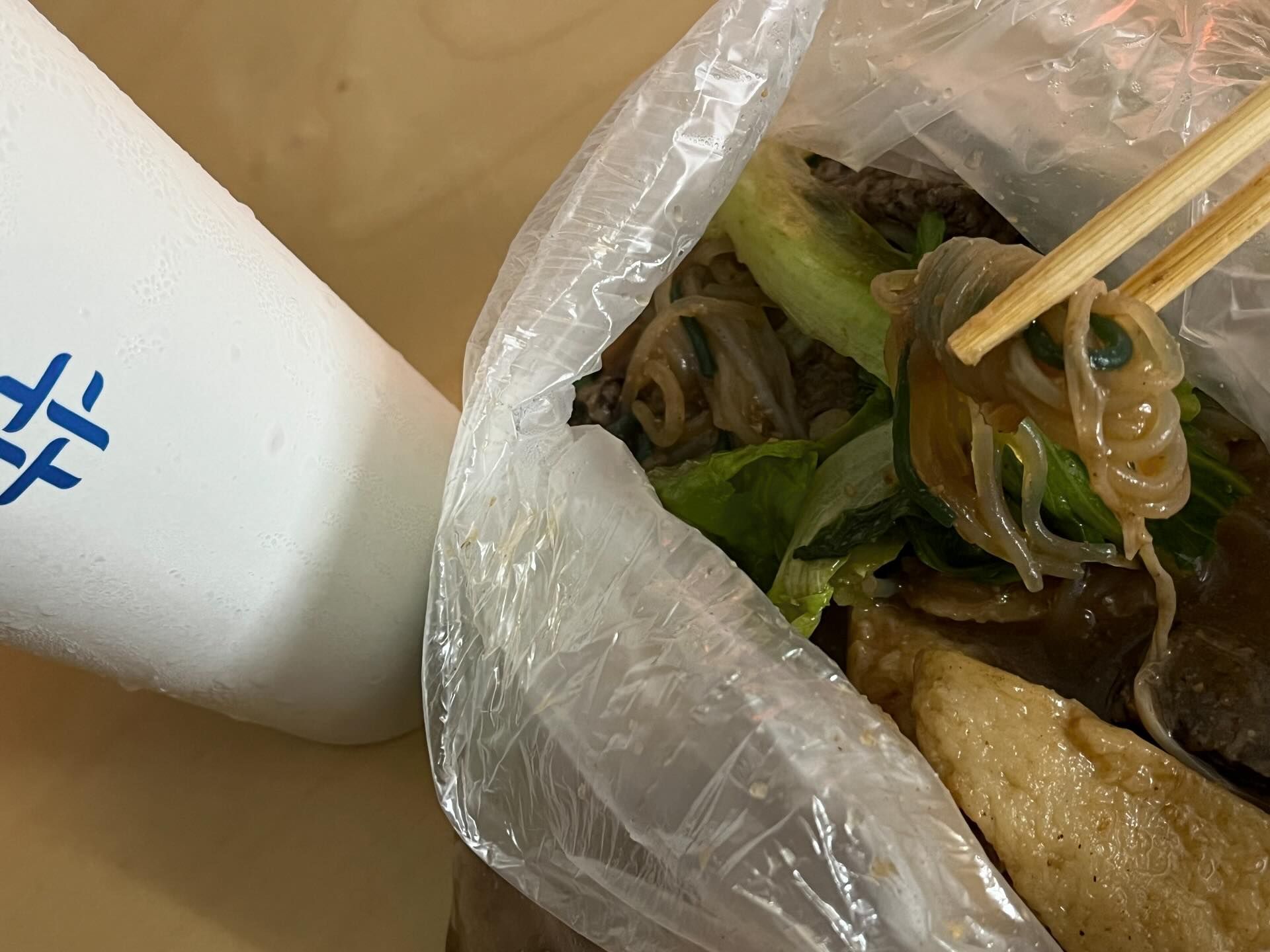 NanaQ吃滷味驚見塑膠袋、免洗筷!網問「放棄極簡了?」她直球回擊掀熱議