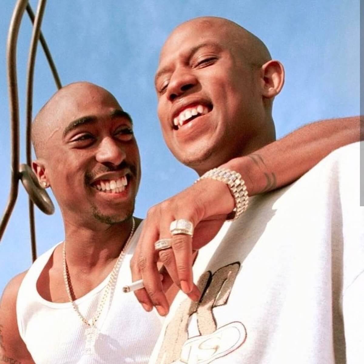 嘻哈傳奇Tupac逝世26年！好友「吸食他骨灰」完成生前遺願