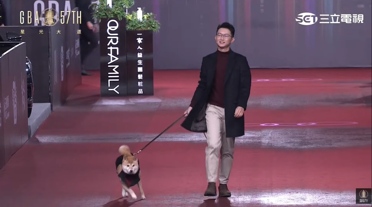 金鐘57/視網膜牽愛犬柚子登毯萌翻!擔任嘉賓輕鬆以對 主持人笑:是來遛狗的!