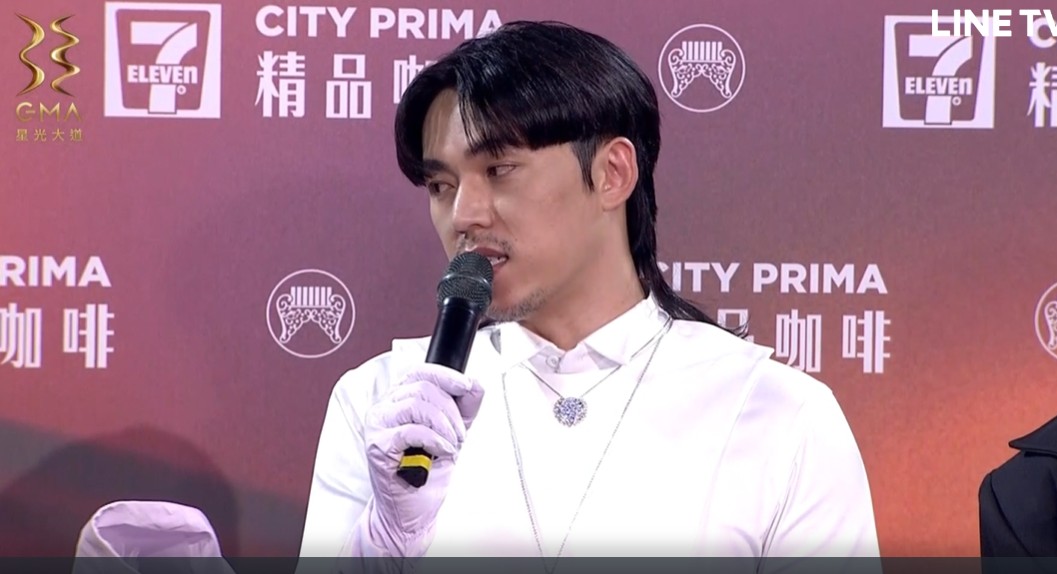 金曲33/HUSH夢幻造型艷壓全場!超長蝴蝶結成亮點:少女心爆棚