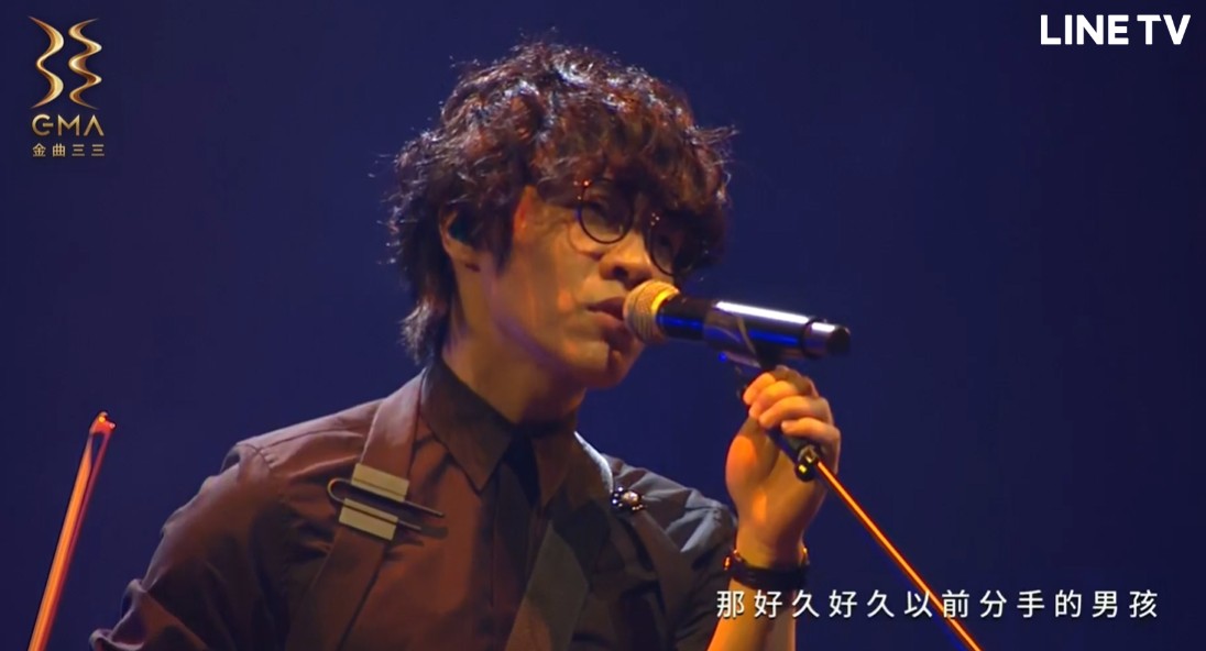金曲33/盧廣仲獻唱〈為何夢見他〉!邱晨獲頒「特別貢獻獎」女兒感性發言:爸你得獎了!