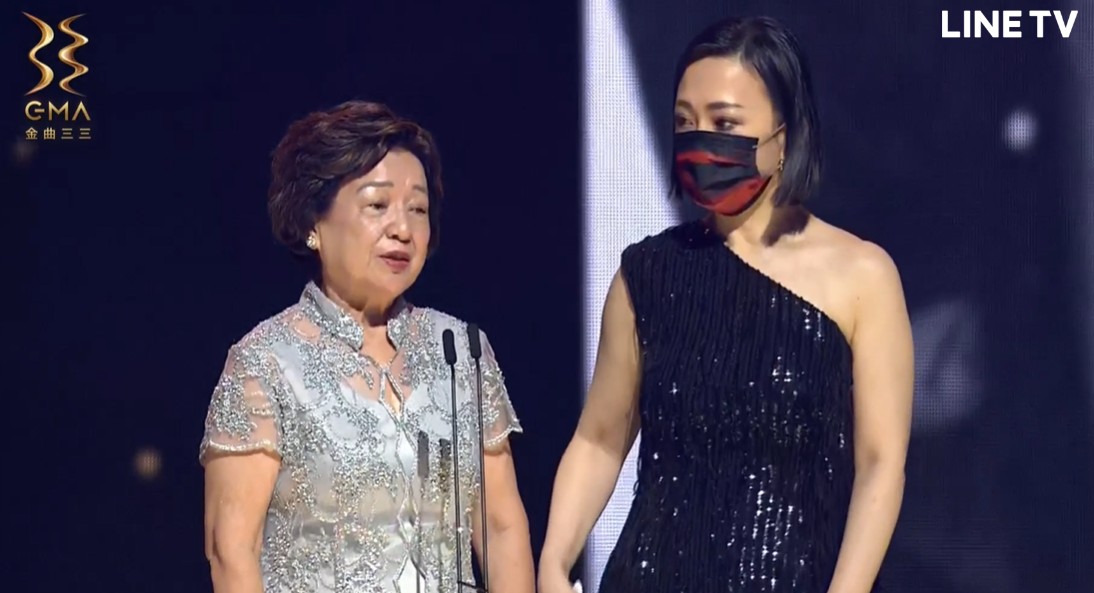 金曲33/盧廣仲獻唱〈為何夢見他〉!邱晨獲頒「特別貢獻獎」女兒感性發言:爸你得獎了!