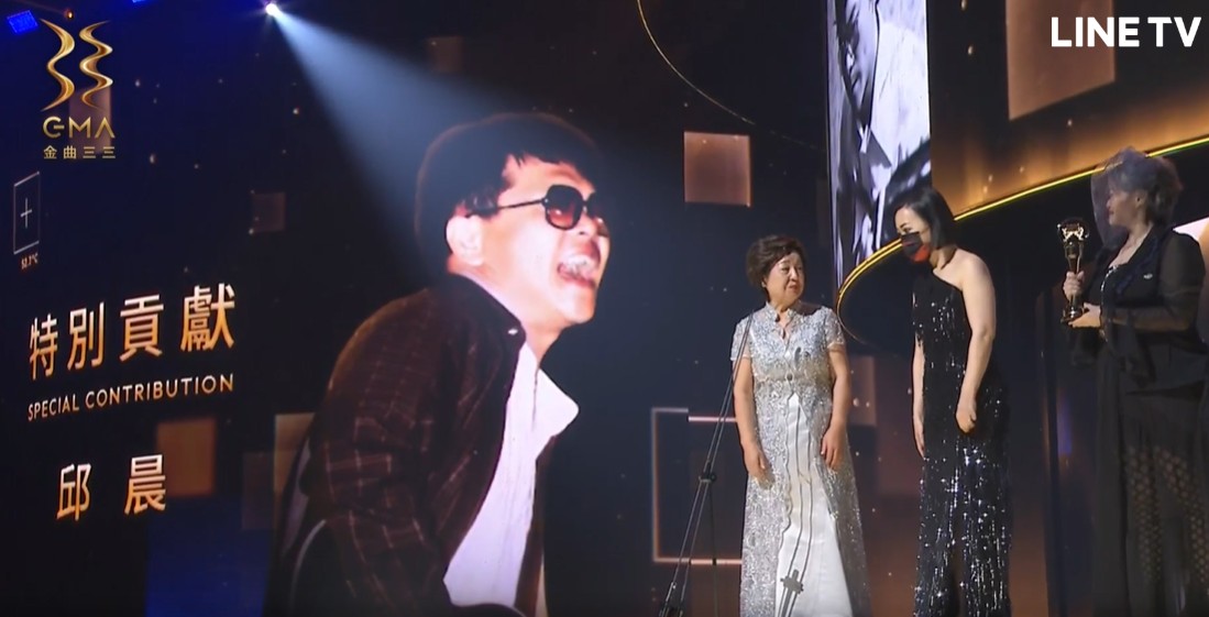 金曲33/盧廣仲獻唱〈為何夢見他〉!邱晨獲頒「特別貢獻獎」女兒感性發言:爸你得獎了!