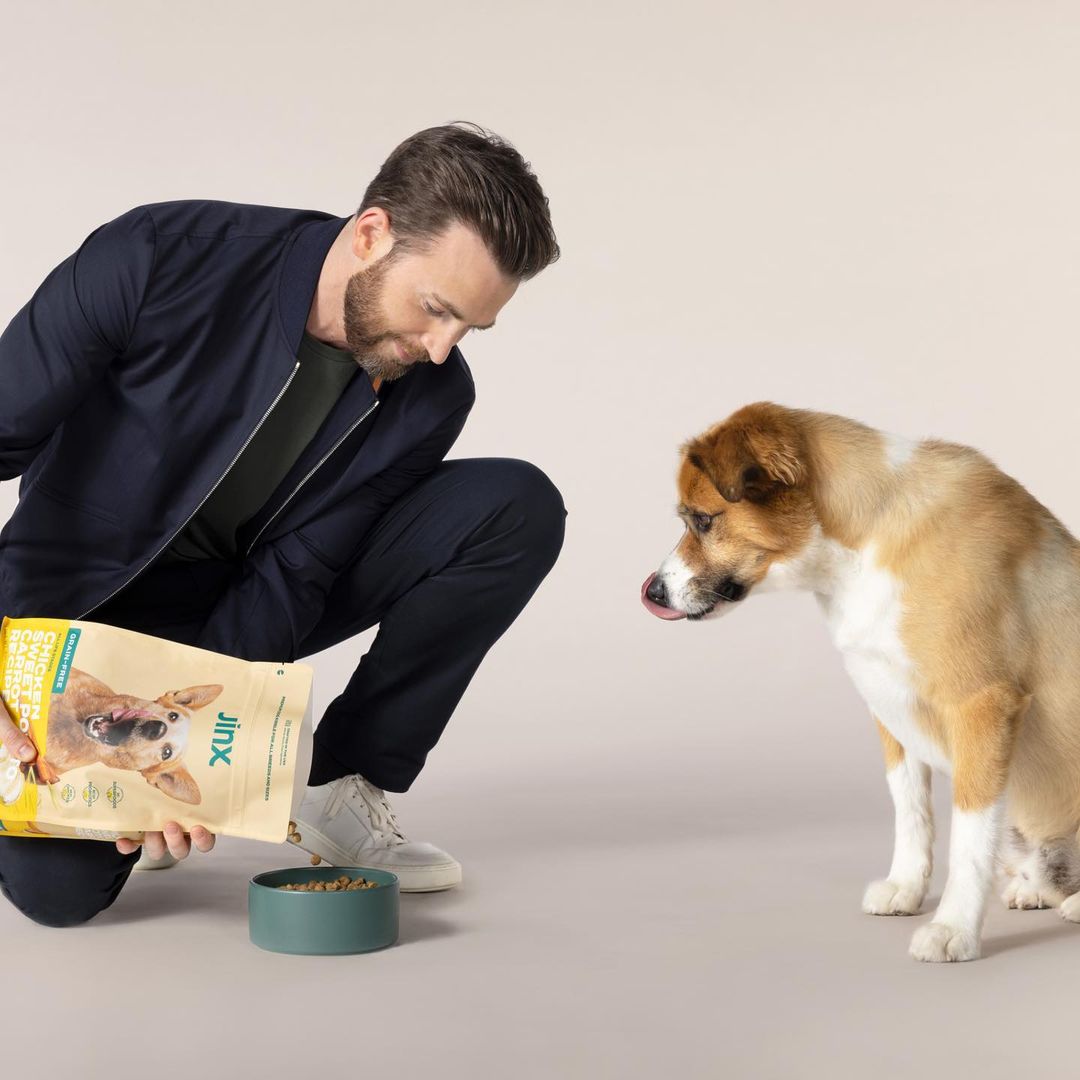 克里斯伊凡攜愛犬拍廣告!真摯告白「牠是我的一切」羨煞網:世上最幸福的小狗