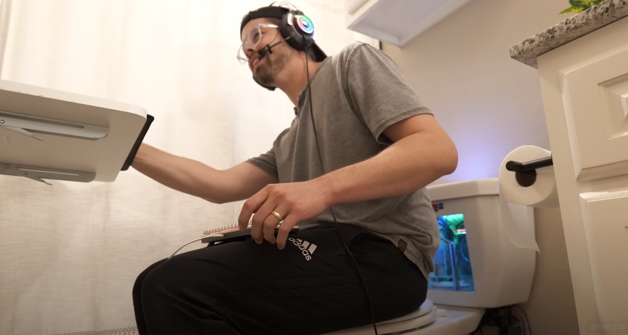 玩GAME瘋到改裝廁所!百萬YTR自創「第一台電競馬桶」 實現邊拉邊打遊戲夢