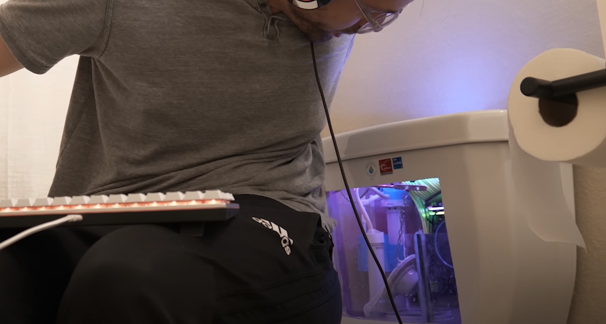 玩GAME瘋到改裝廁所!百萬YTR自創「第一台電競馬桶」 實現邊拉邊打遊戲夢