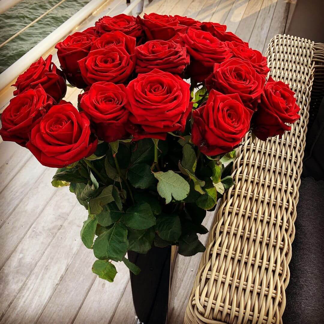 巴黎鐵塔前曬「巨大愛心鑽戒」！艾薇兒宣布訂婚 幸福回答：「我