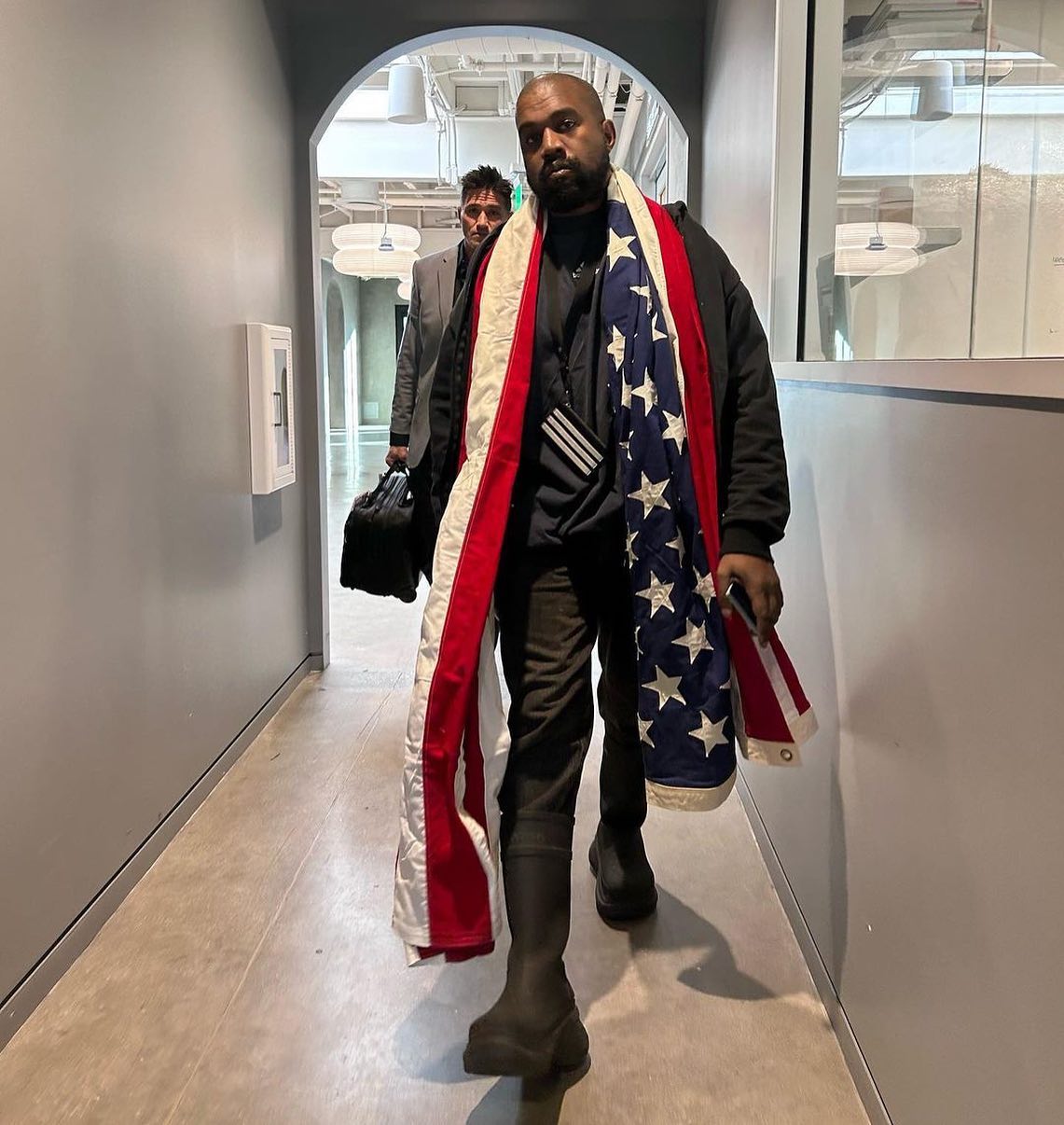 Kanye West助理三寶開車法掀話題!「開藍寶堅尼撞鐵門」影片曝光 網笑:看了心痛