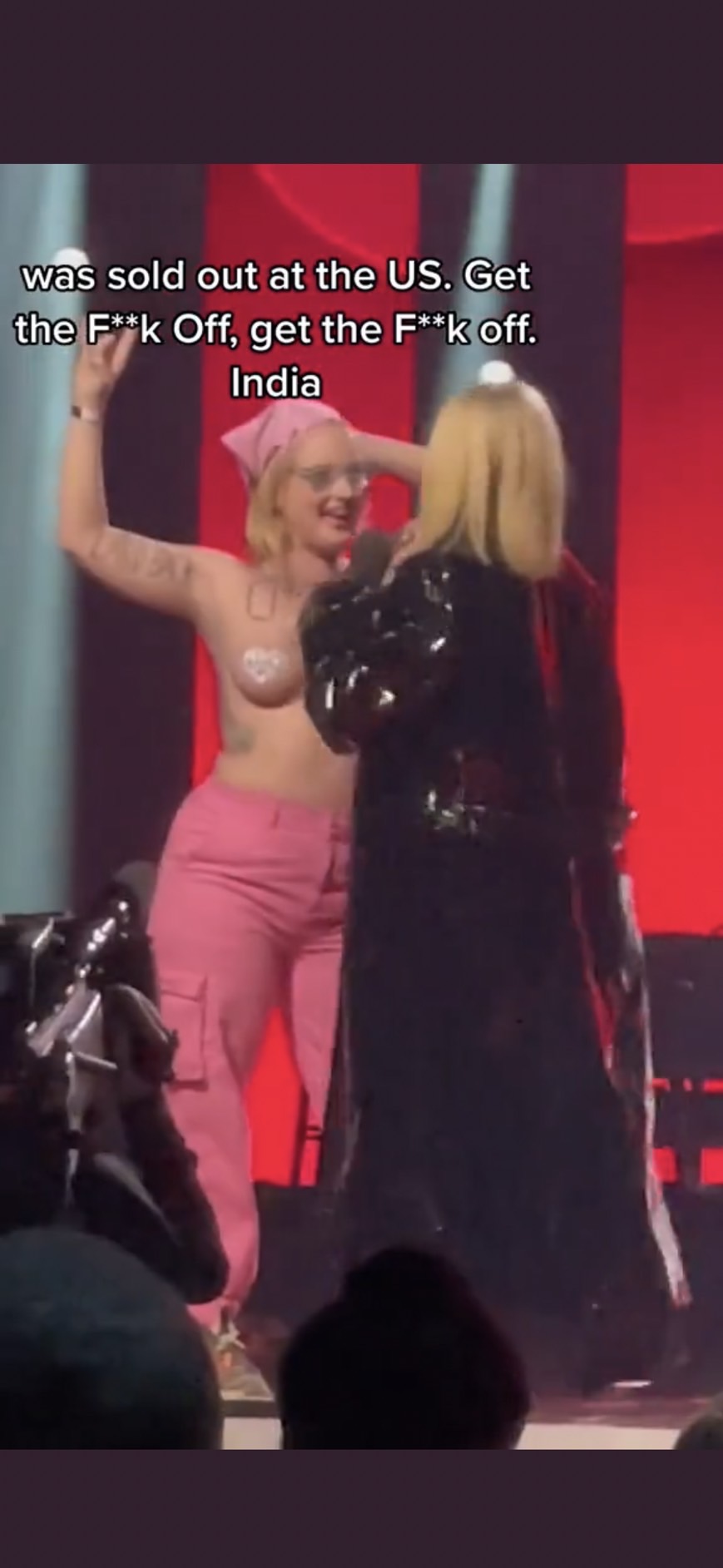 女子脫衣闖舞台！艾薇兒致詞到一半「遭人上空硬闖」打斷　她暴怒飆：妳給我滾