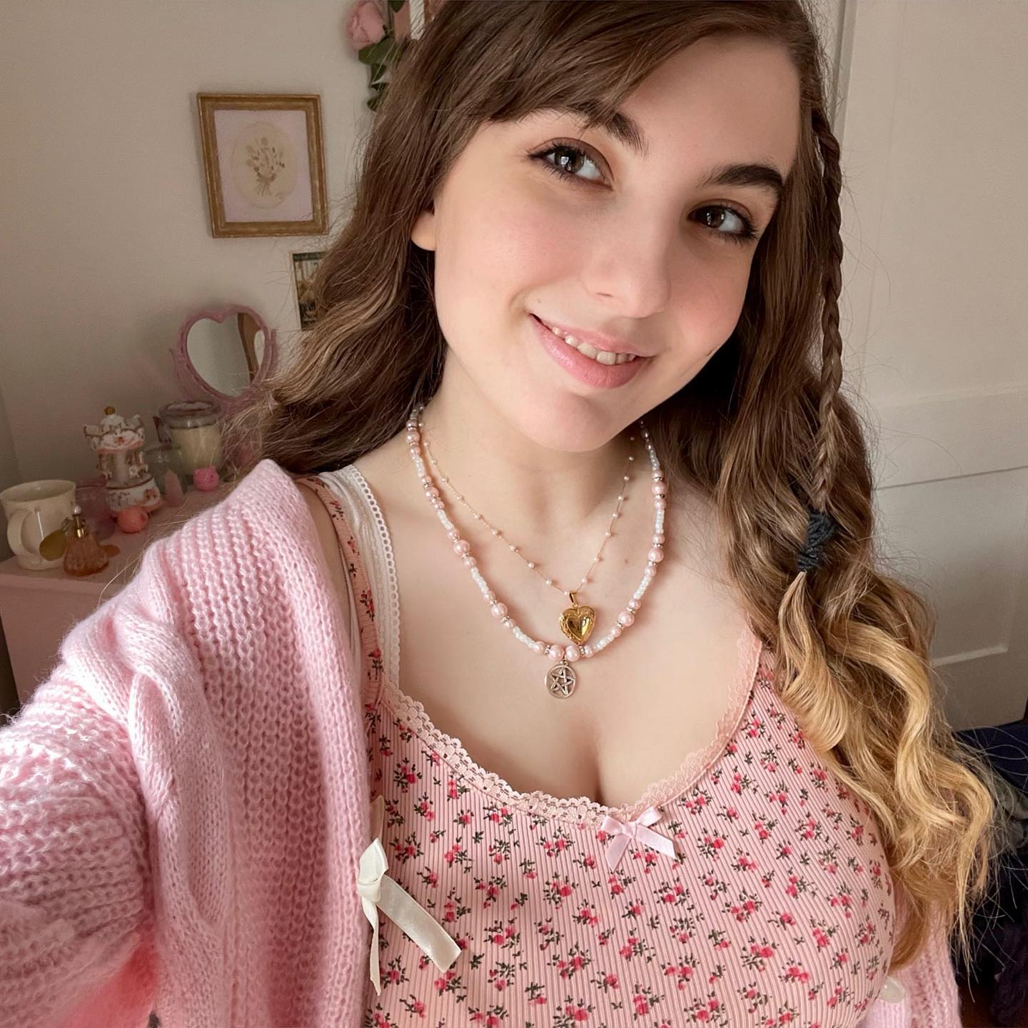 正妹睡狗籠惹議！拍開箱片自揭恐怖童年稱「尋找安全感」網納悶：滿足Ｘ幻想？